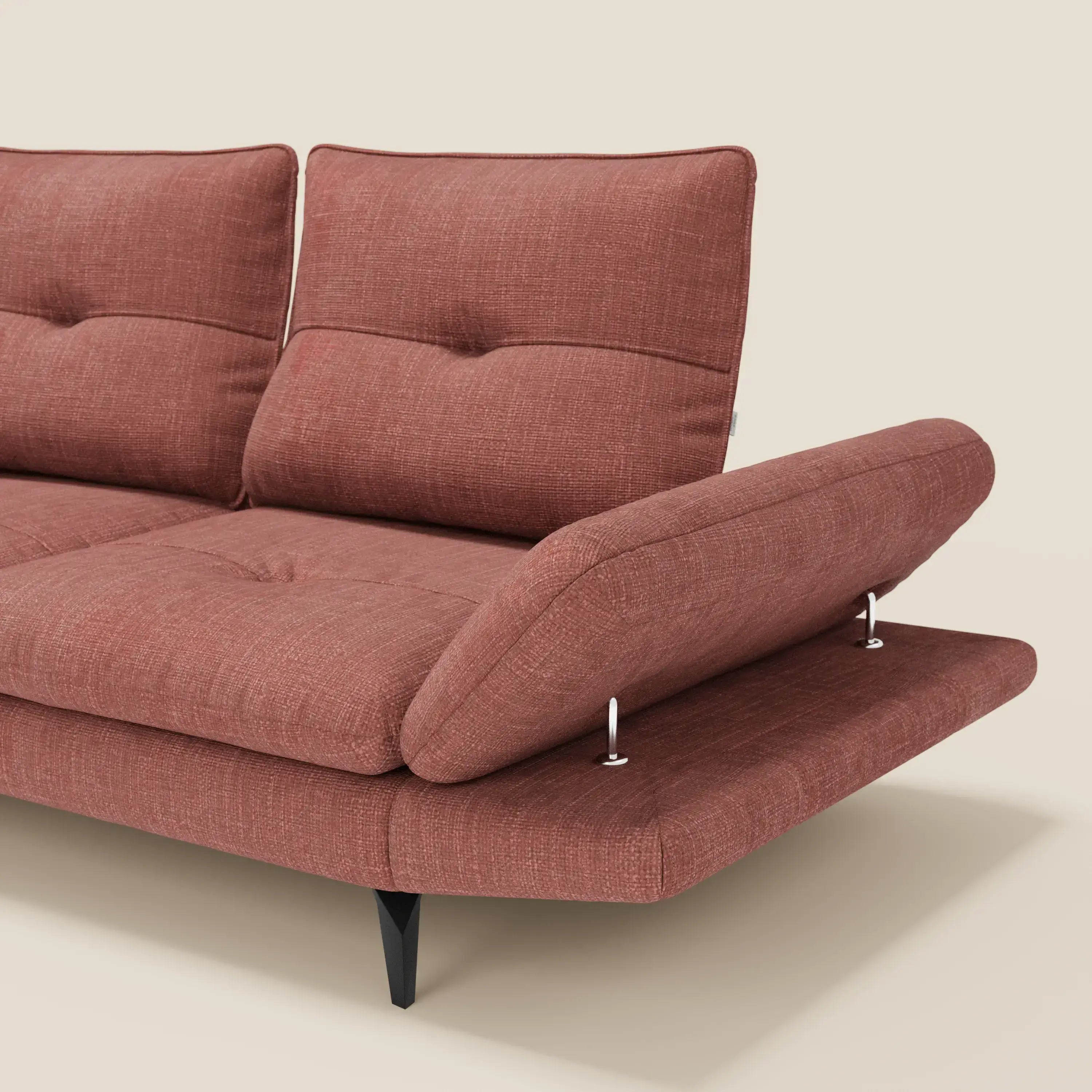 Ardex Divano 3 posti di Divani.Store è caratterizzato da schienali traslanti, braccioli regolabili e dal morbido tessuto corallo T06 impermeabile. Le gambe angolate nere e il fondo beige completano il suo look moderno.