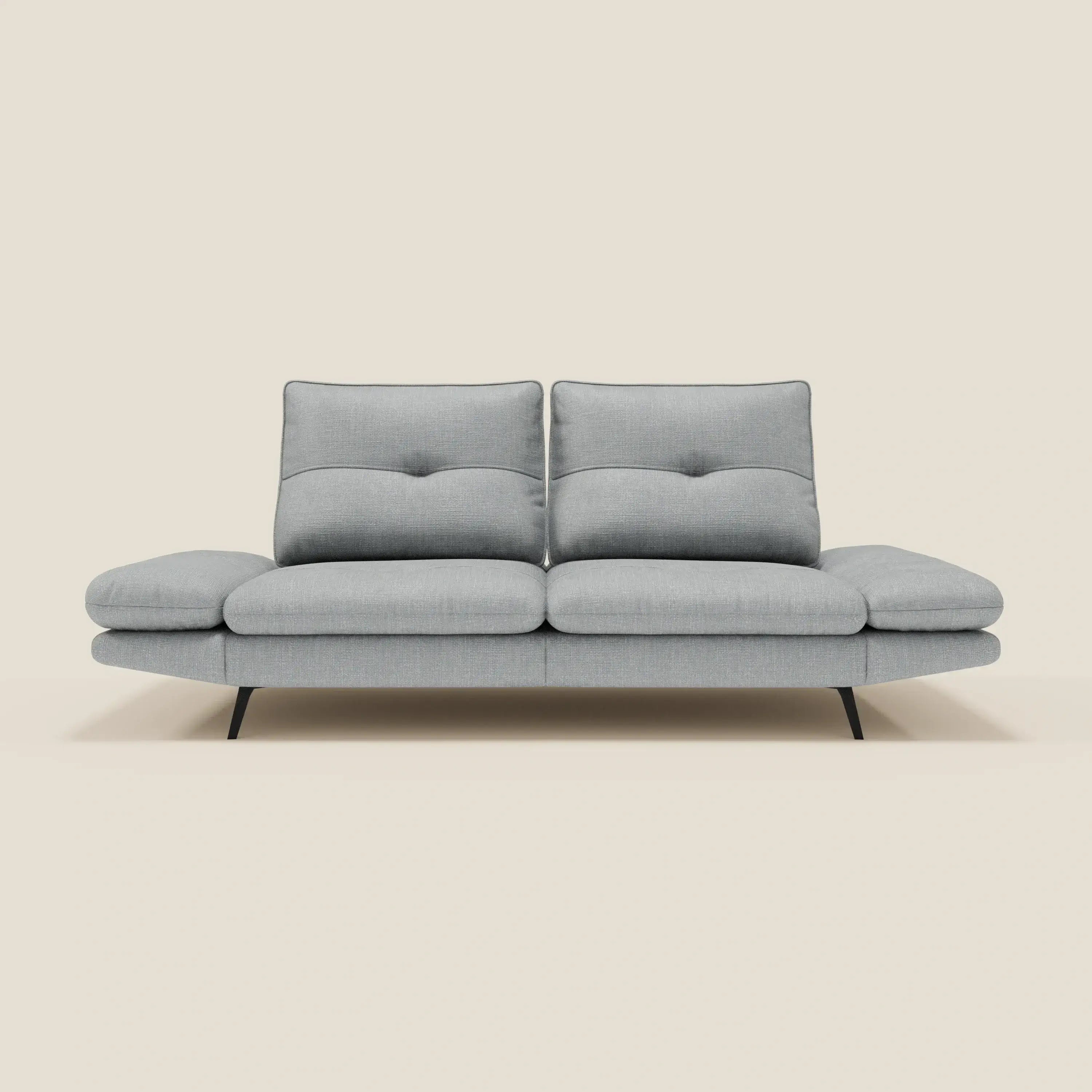 Ardex Divano 3 posti di Divani.Store è caratterizzato da schienali traslanti, braccioli regolabili e rivestimento in morbido tessuto impermeabile T06 ghiaccio, il tutto su uno sfondo beige tinta unita per un look moderno e contemporaneo.