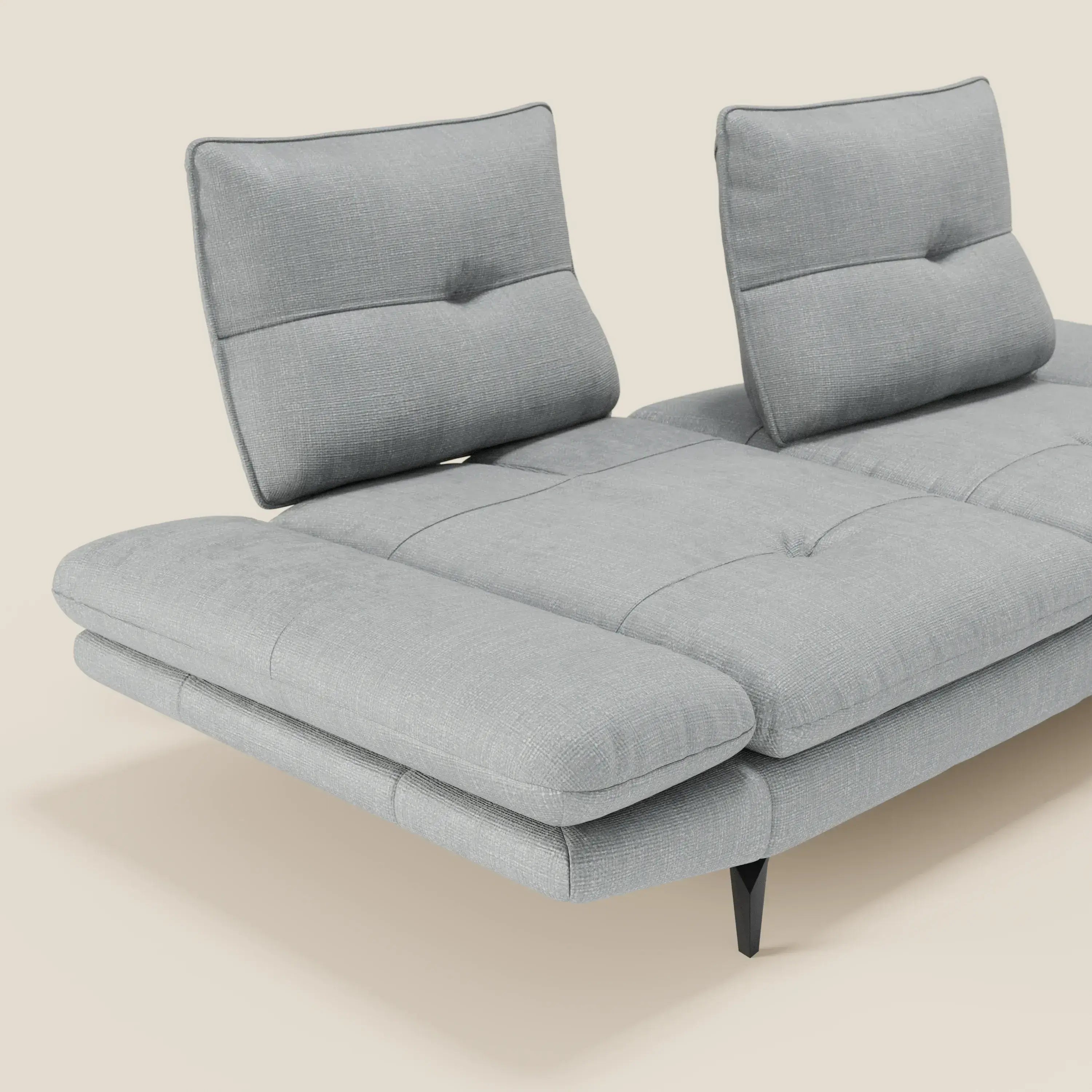 Ardex Divano 3 posti di Divani.Store è dotato di schienale scorrevole, braccioli regolabili e morbido tessuto impermeabile T06 grigio ghiaccio. Il design moderno e l'ampia seduta offrono uno stile contemporaneo e un comfort personalizzabile.