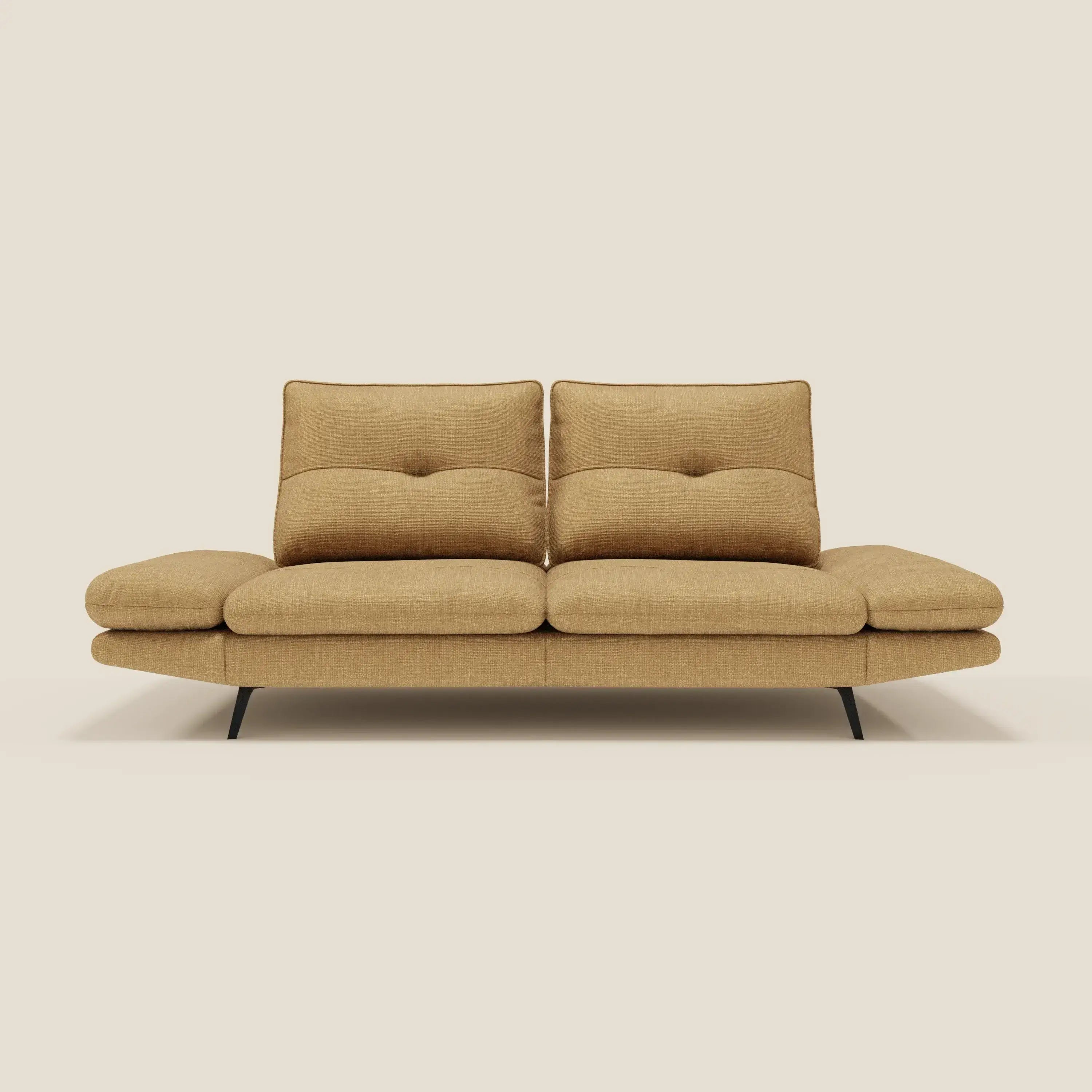 Ardex Divano 3 posti di Divani.Store è caratterizzato da schienali e braccioli regolabili in tessuto impermeabile T06 giallo senape, due cuscini per lo schienale, sedute in peluche con inserti e sottili gambe in metallo nero per un look minimalista e invitante.