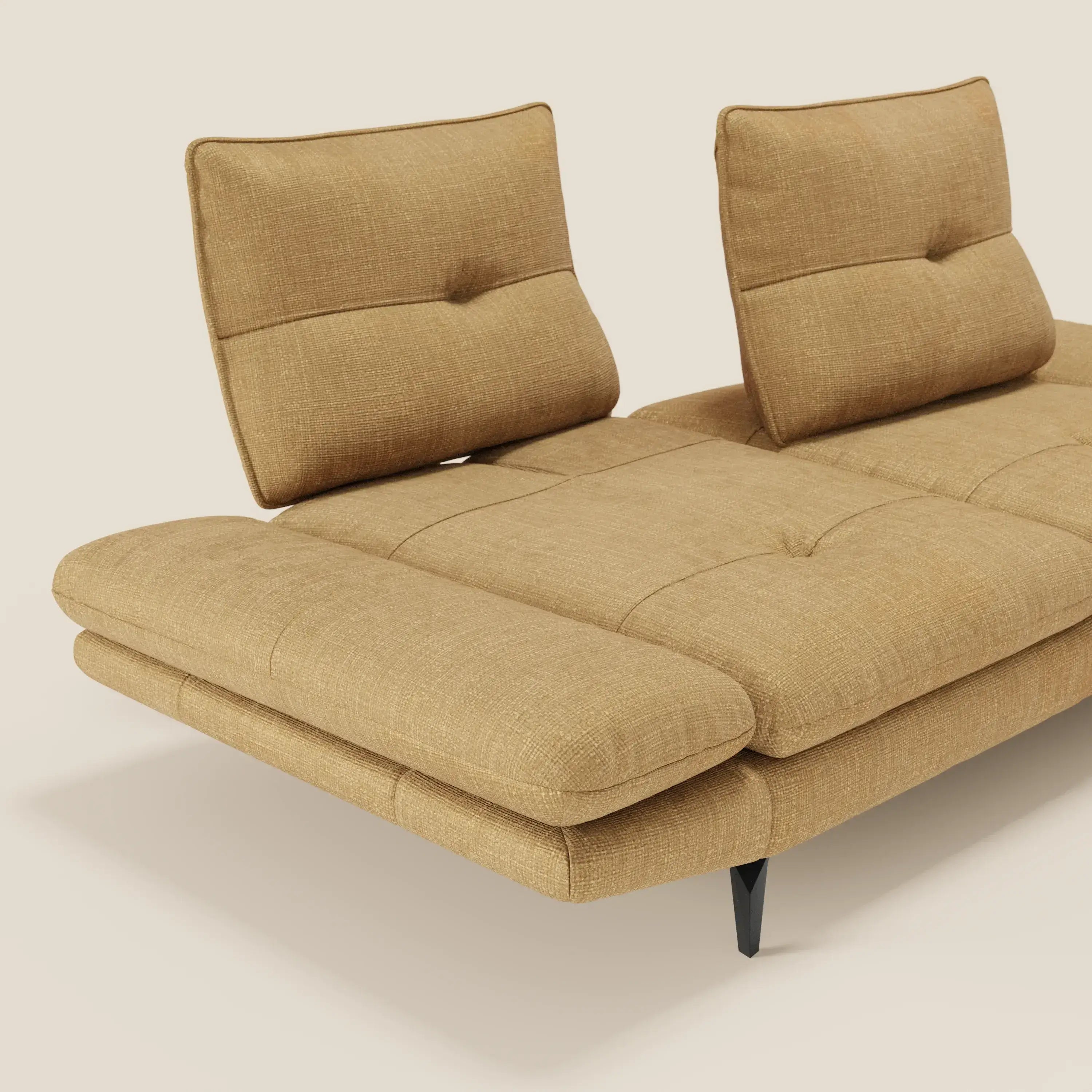 Ardex Divano 3 posti di Divani.Store è caratterizzato da due schienali e braccioli regolabili, da un morbido tessuto impermeabile T06 giallo, da soffici cuscini trapuntati e da eleganti gambe in metallo nero, perfettamente moderne su uno sfondo beige chiaro.