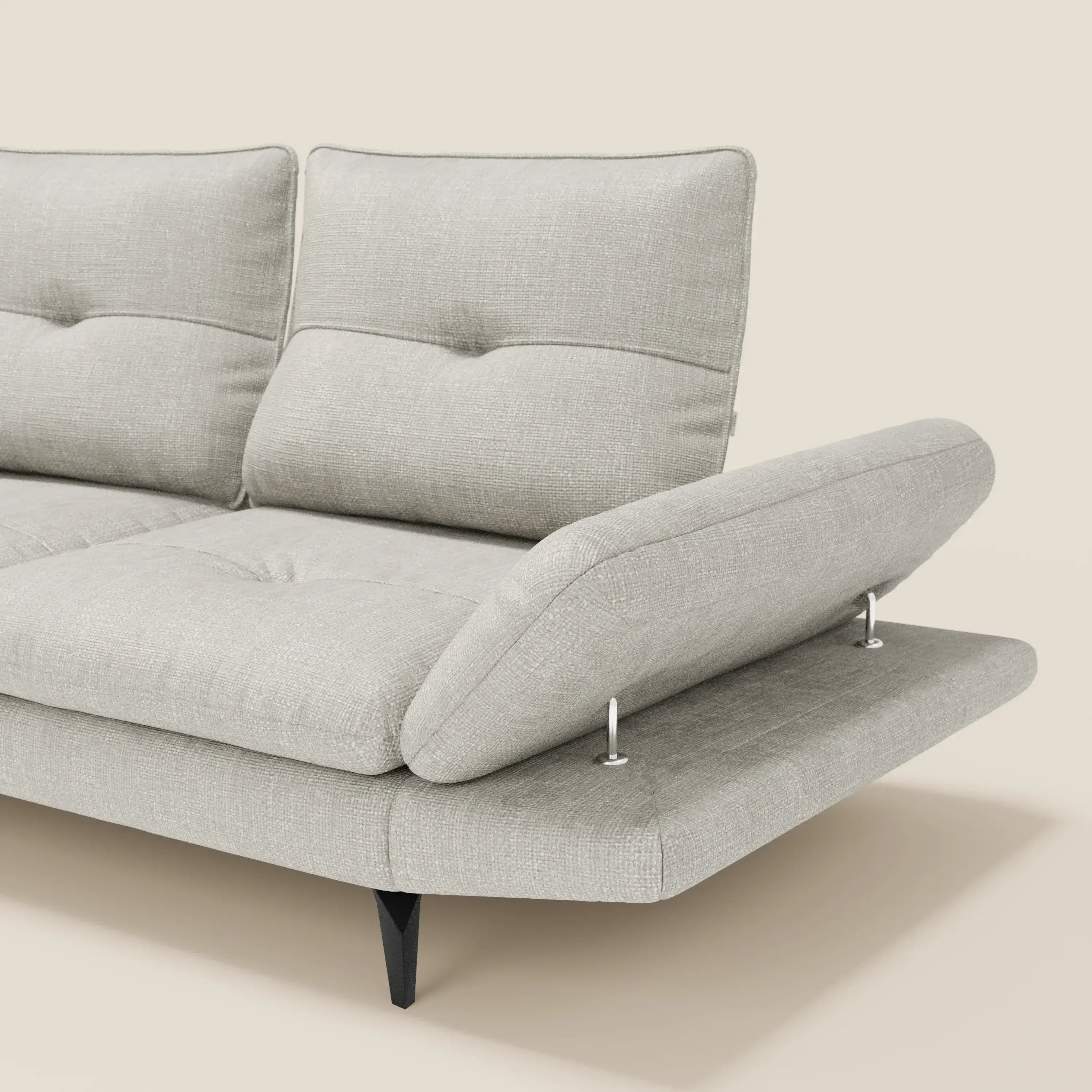 Ardex Divano 3 posti di Divani.Store, in morbido tessuto impermeabile grigio chiaro T06, è caratterizzato da braccioli e schienali scorrevoli regolabili, cuscini trapuntati e gambe angolate nere. Il tutto su uno sfondo beige semplice.