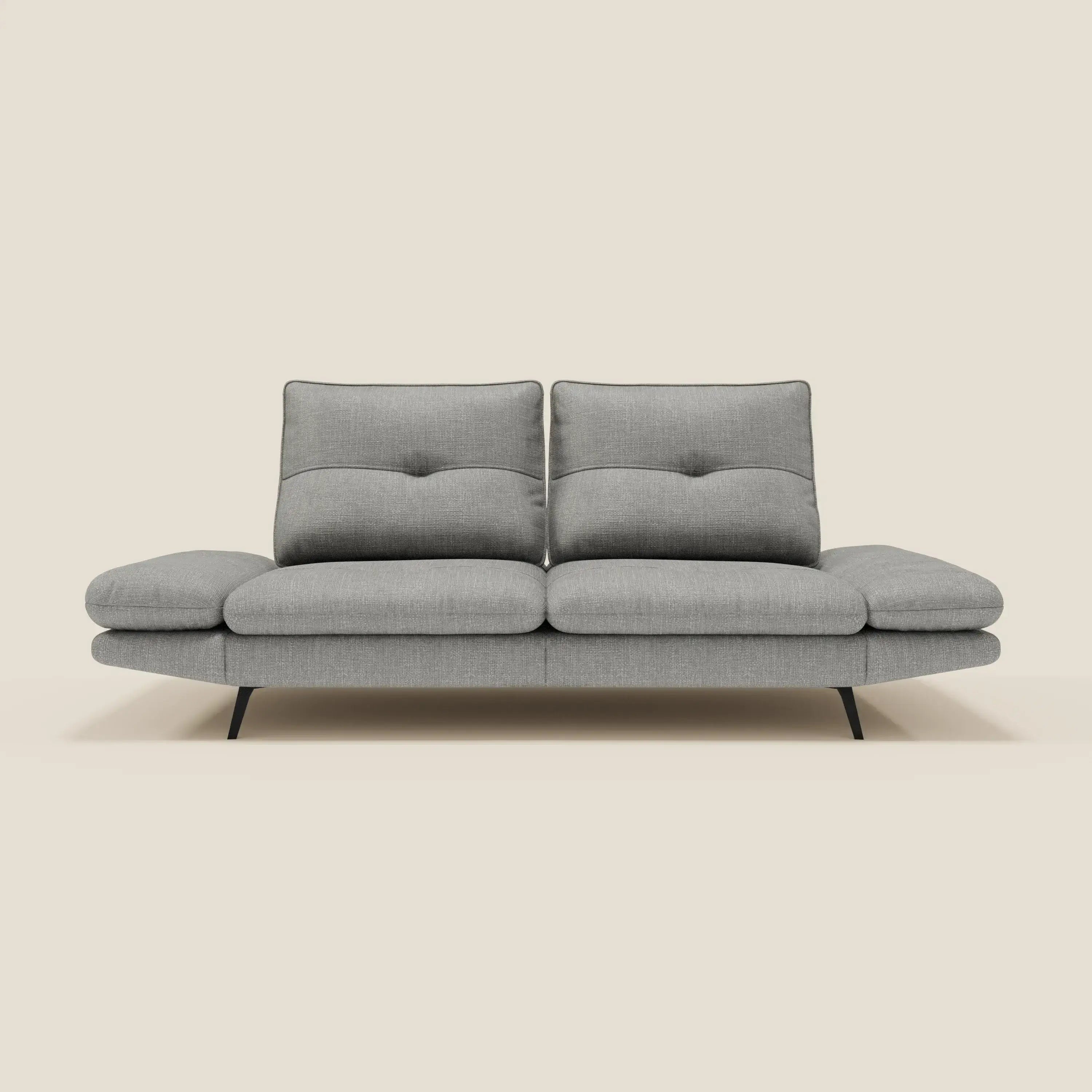 L'Ardex Divano 3 posti di Divani.Store, in morbido tessuto impermeabile T06 grigio, presenta schienali traslanti, braccioli regolabili e cuscini divisori su eleganti gambe nere, perfetti per uno stile moderno.