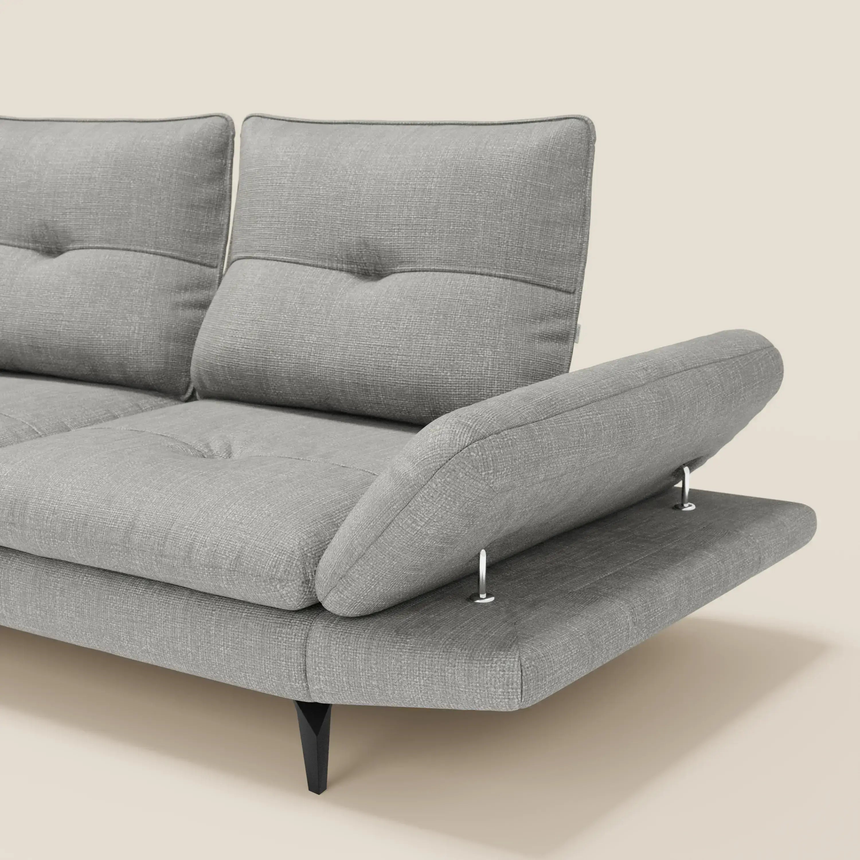 Ardex Divano 3 posti di Divani.Store in morbido tessuto impermeabile T06 grigio presenta schienali traslanti, braccioli regolabili e gambe nere inclinate, esaltando comfort e design moderno su uno sfondo bianco panna.