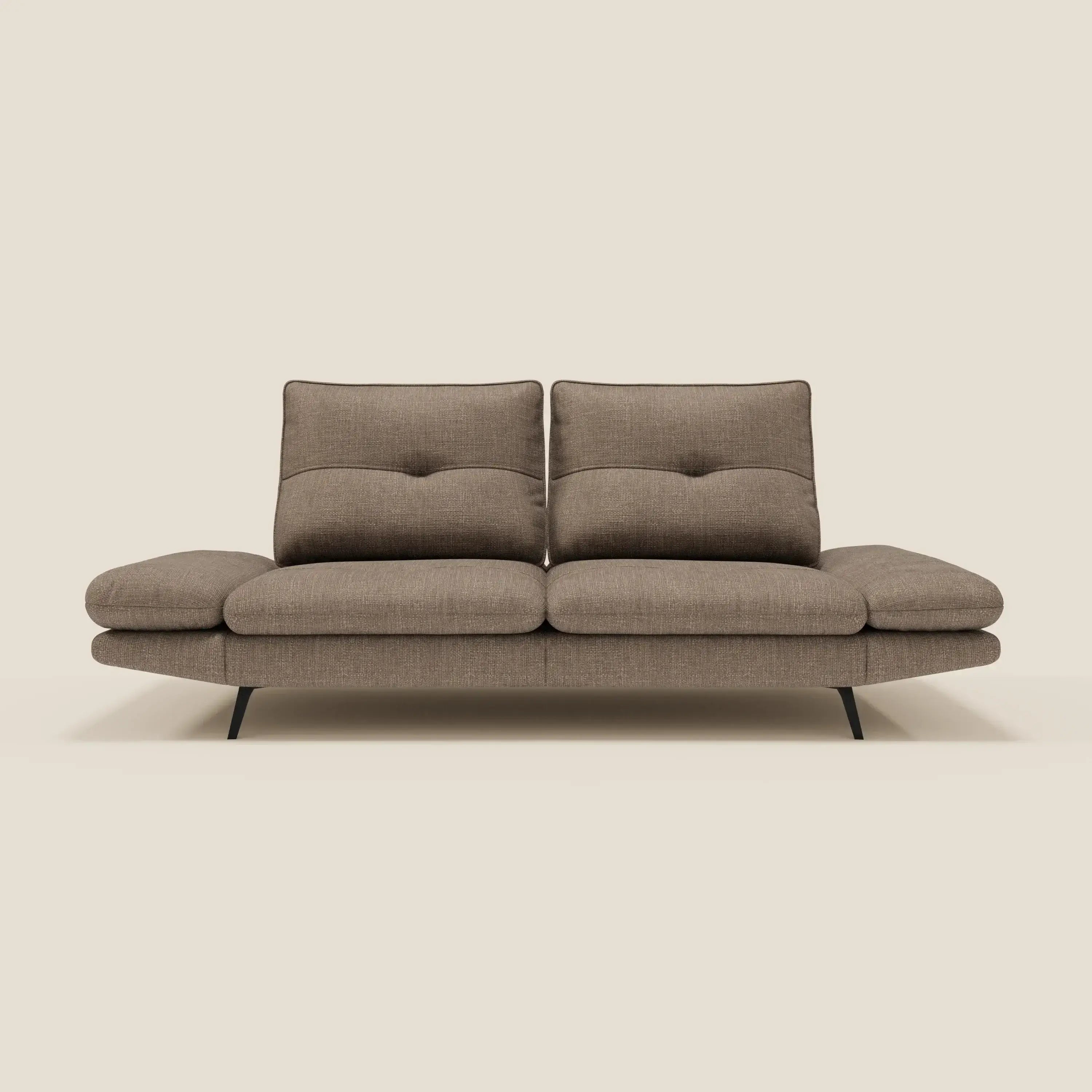 Il tavolo Ardex Divano 3 posti di Divani.Store è caratterizzato da schienali e braccioli regolabili in morbido tessuto impermeabile T06 marrone, con un sottile ciuffo e sottili gambe in metallo nero, su sfondo beige.