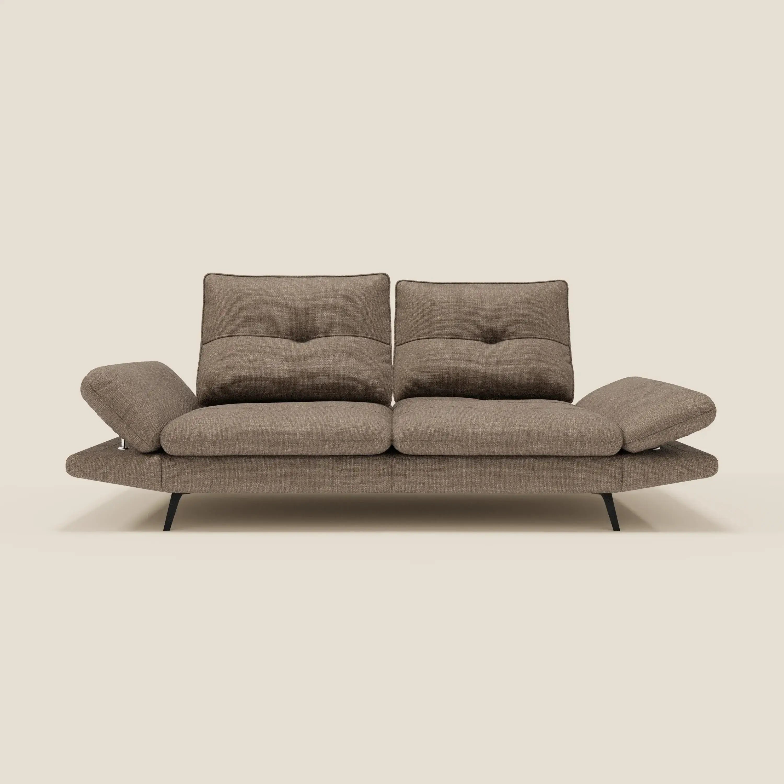 Ardex Divano 3 posti di Divani.Store è caratterizzato da poggiatesta e braccioli regolabili, morbido tessuto impermeabile T06 marrone, sottili gambe nere e un design simmetrico e minimalista, perfetto per un comfort moderno.