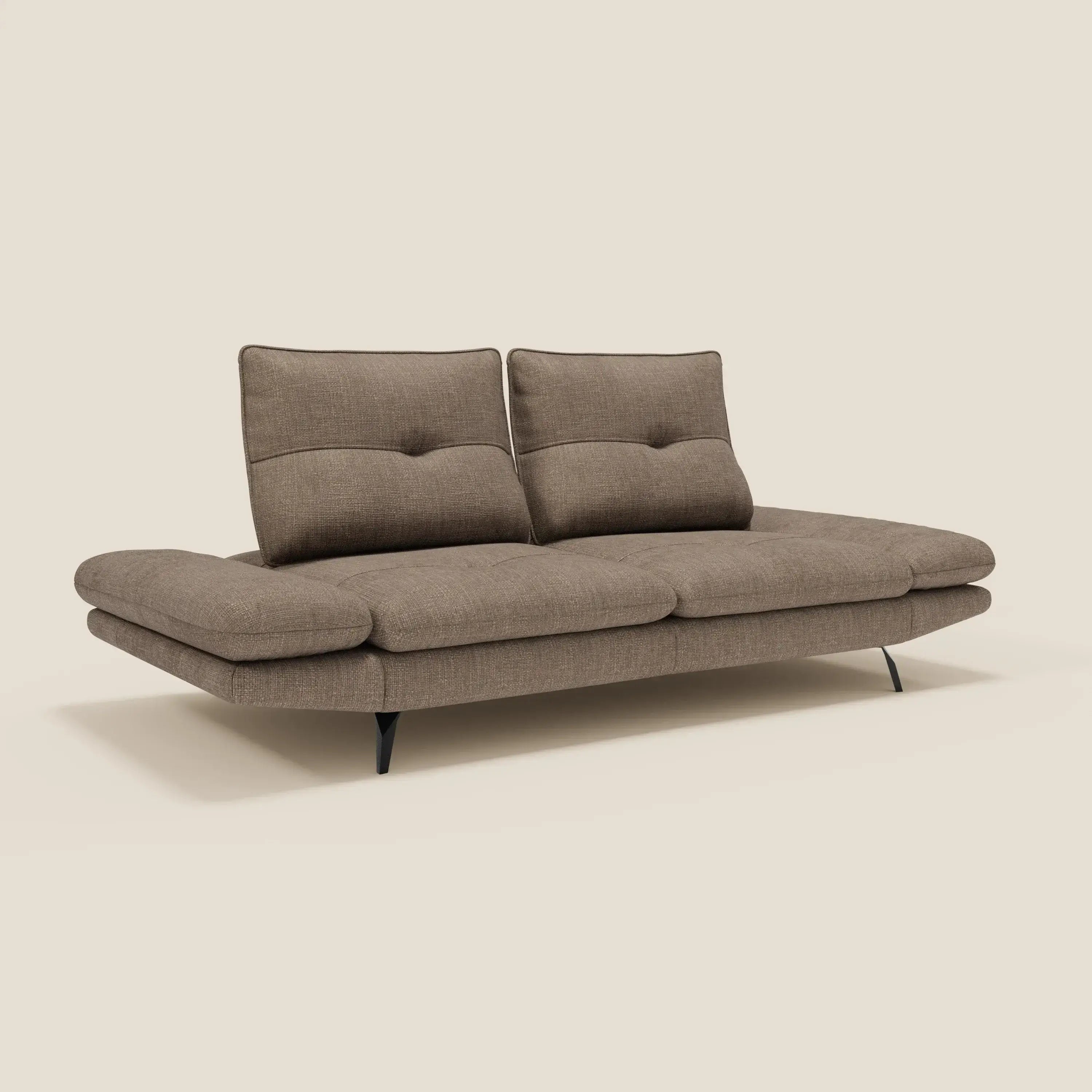 Ardex Divano 3 posti di Divani.Store è un divano moderno di colore marrone con schienali scorrevoli e braccioli regolabili in morbido tessuto impermeabile T06, con cuscini in feltro e gambe nere per un look elegante e minimalista.