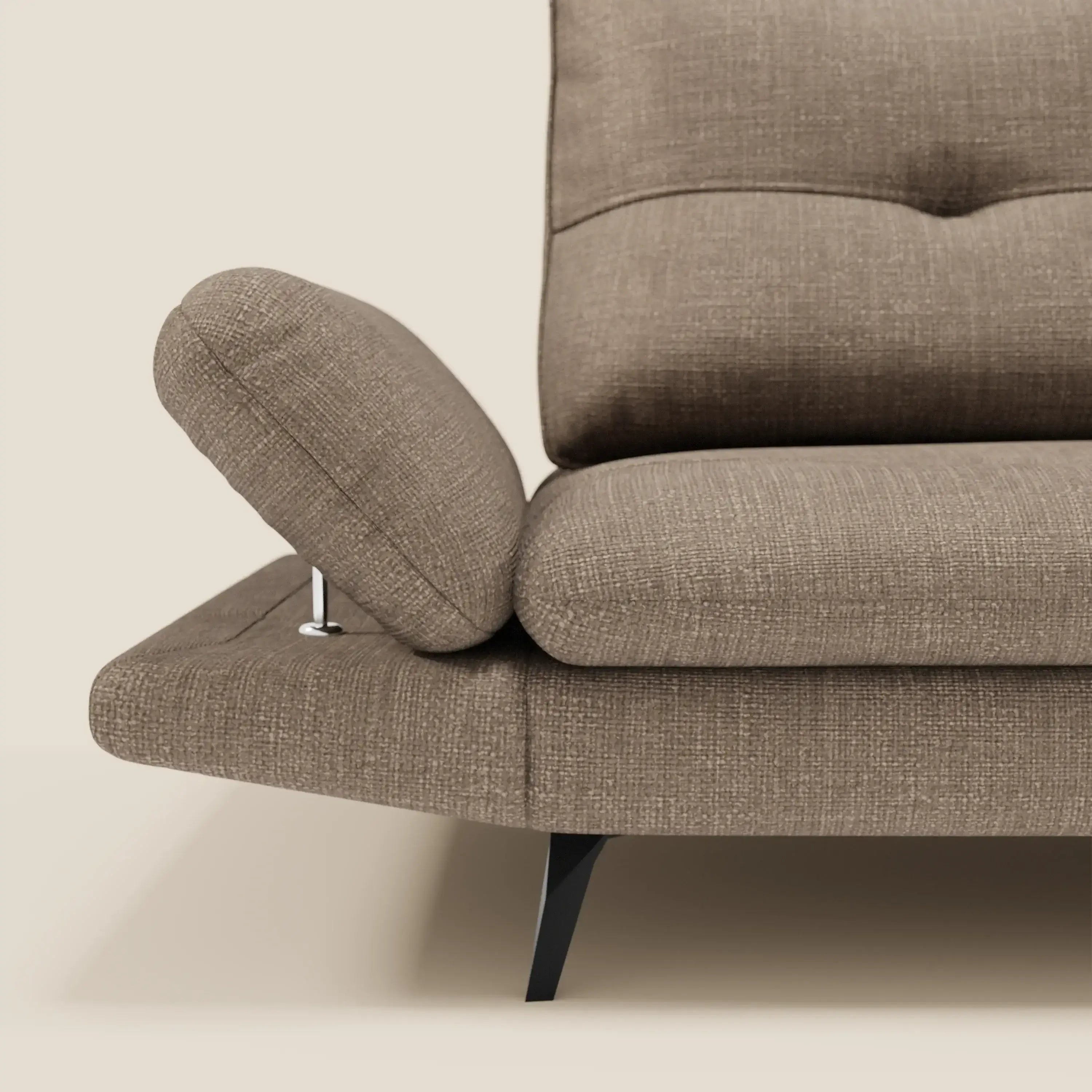 Primo piano di Ardex Divano 3 posti di Divani.Store in tessuto impermeabile T06 marrone, con braccioli e schienali scorrevoli regolabili, cuscini trapuntati, gambe angolari nere e sfondo beige chiaro.