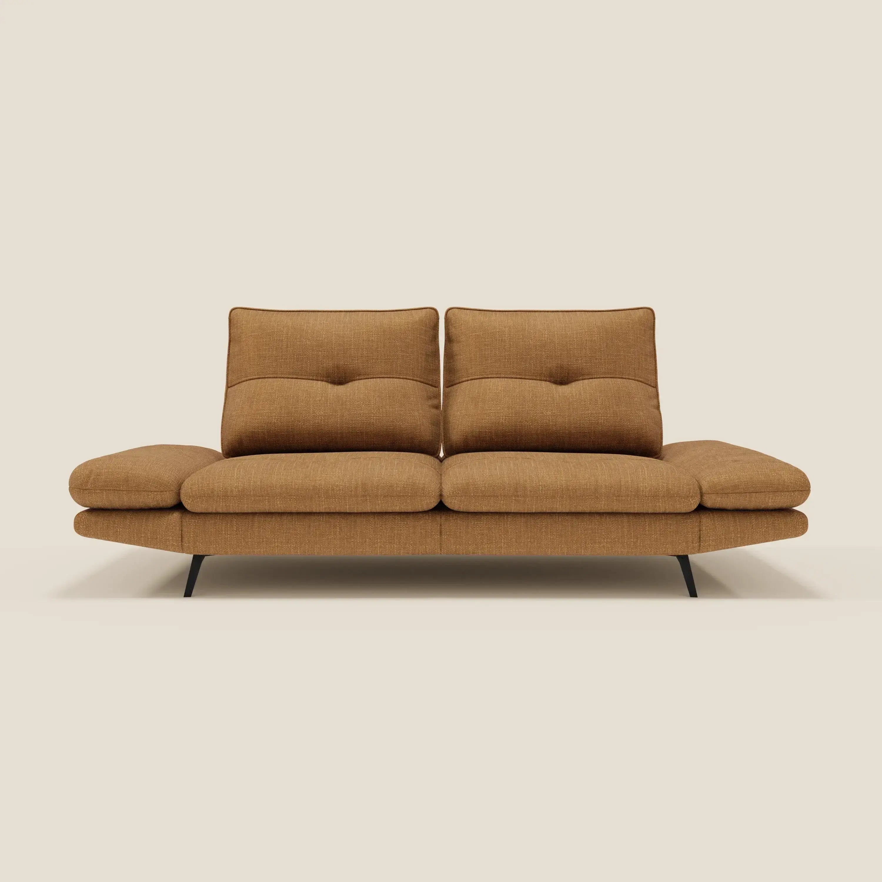 Ardex Divano 3 posti di Divani.Store è caratterizzato da schienali traslanti, braccioli regolabili e morbido tessuto impermeabile T06 ocra con sottili gambe in metallo nero, che offrono comfort e stile moderni.