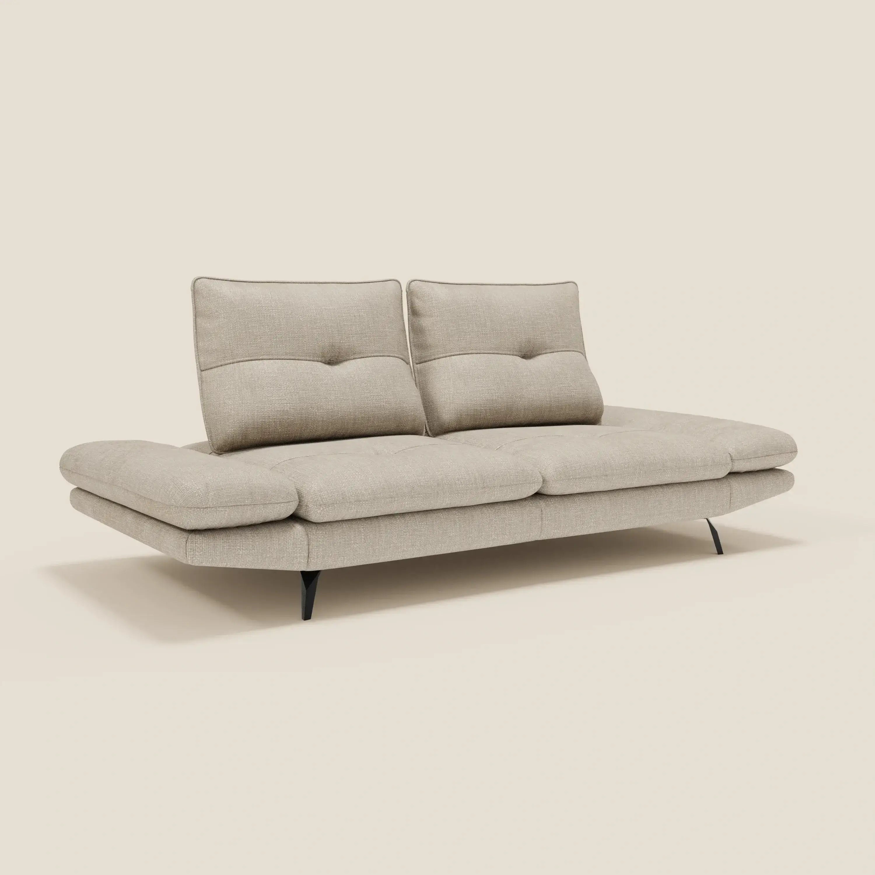 Il divano Ardex 3 posti di Divani.Store, in morbido tessuto impermeabile T06 panna, è caratterizzato da schienali traslanti e braccioli regolabili, con gambe nere sottili e design moderno su sfondo bianco.