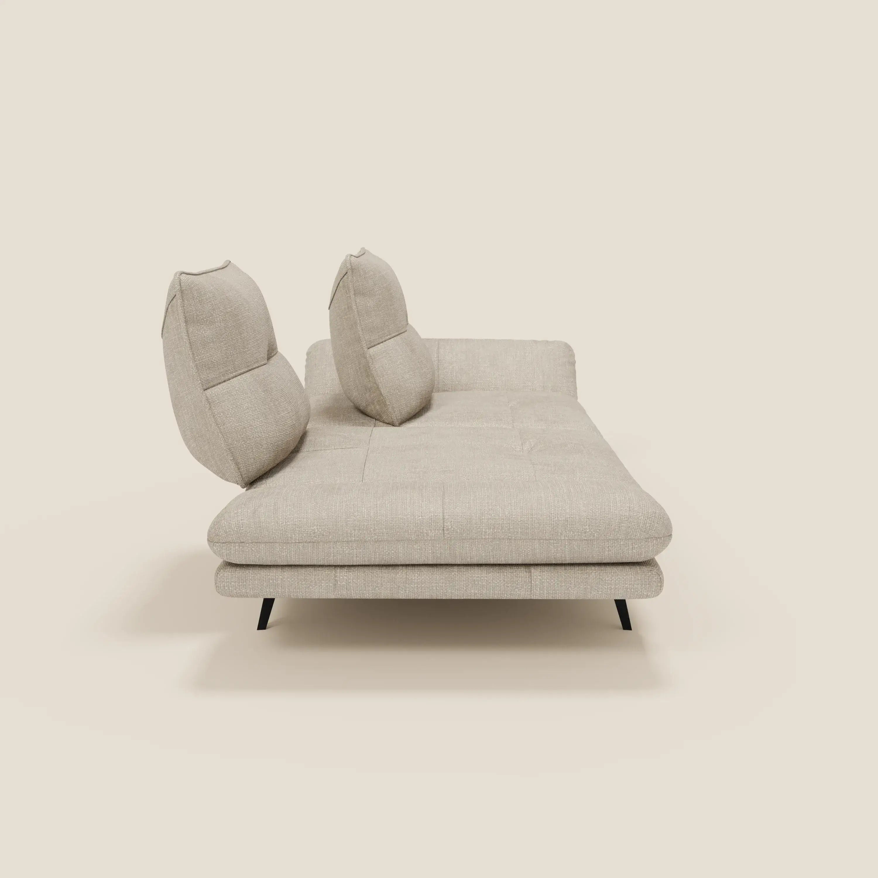 Ardex Divano 3 posti di Divani.Store, di profilo su sfondo chiaro, è caratterizzato da schienali traslanti, braccioli regolabili e sottili gambe nere in morbido tessuto impermeabile T06 panna per un look minimalista contemporaneo.