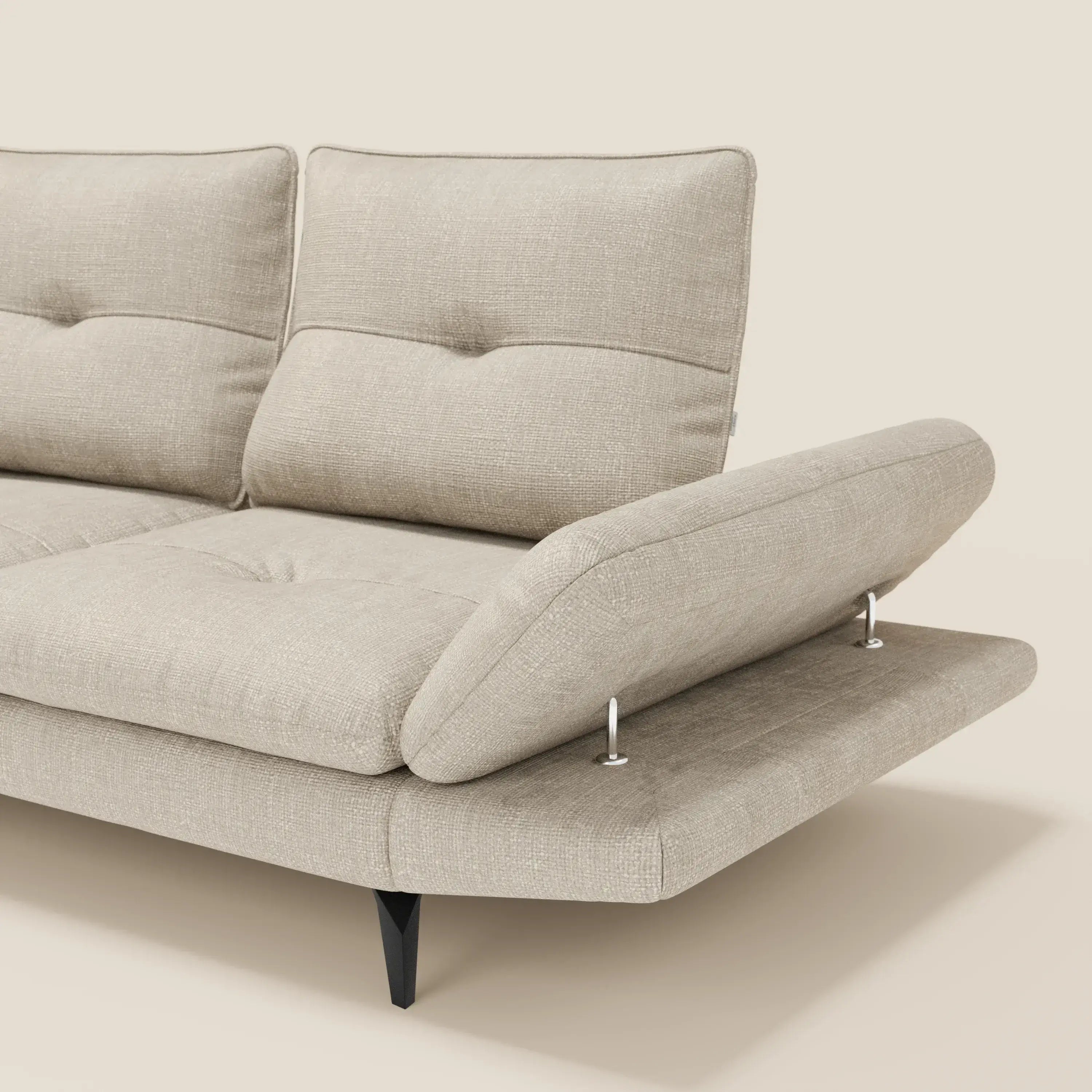 L'Ardex Divano 3 posti di Divani.Store, in morbido tessuto impermeabile T06 panna, presenta schienali traslanti, braccioli regolabili, cuscini trapuntati e sottili gambe nere contro uno sfondo chiaro.