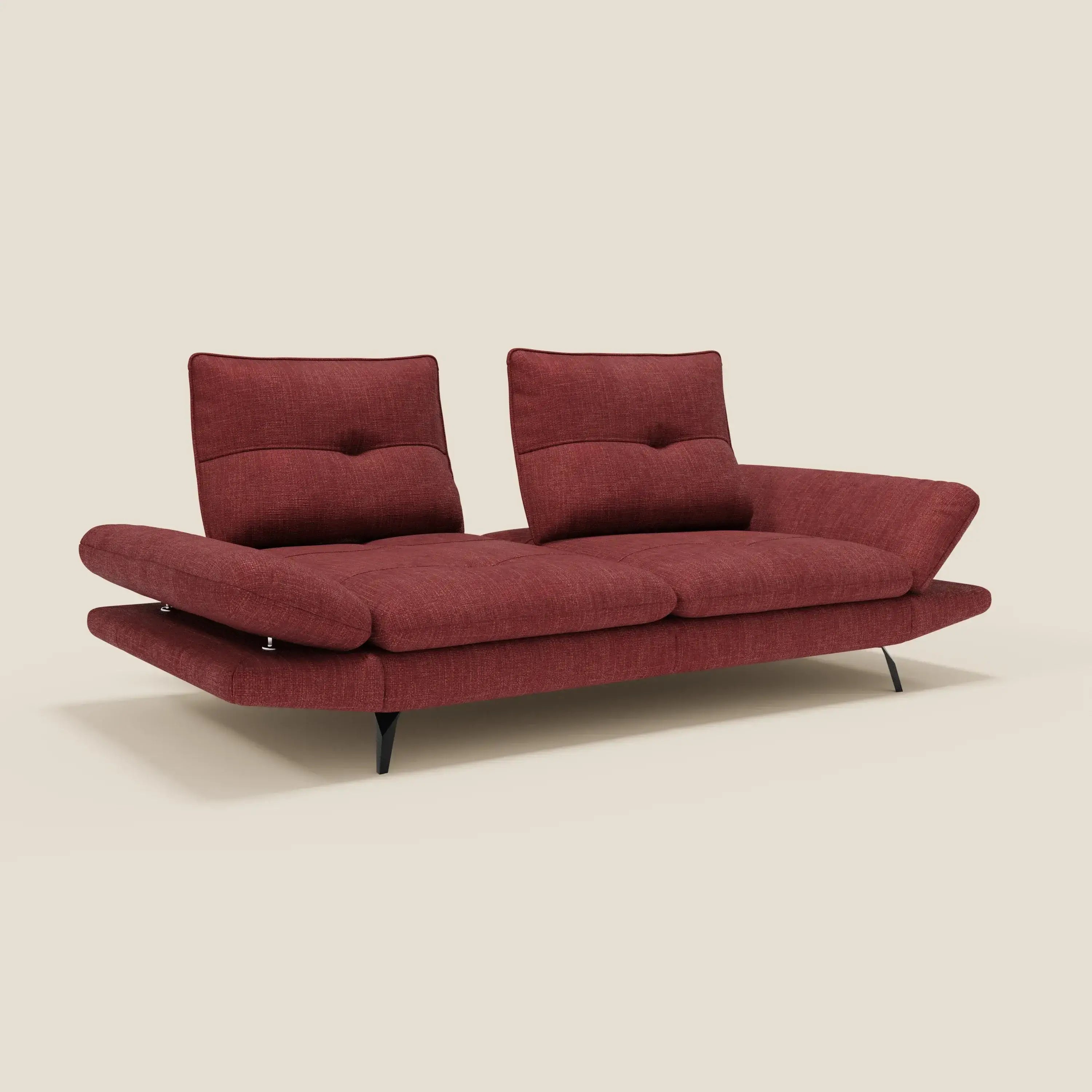 Ardex Divano 3 posti di Divani.Store è caratterizzato da schienali traslanti, ampi braccioli regolabili inclinati verso l'esterno, sottili gambe nere e un design minimalista in morbido tessuto impermeabile T06 rosso, su sfondo beige.
