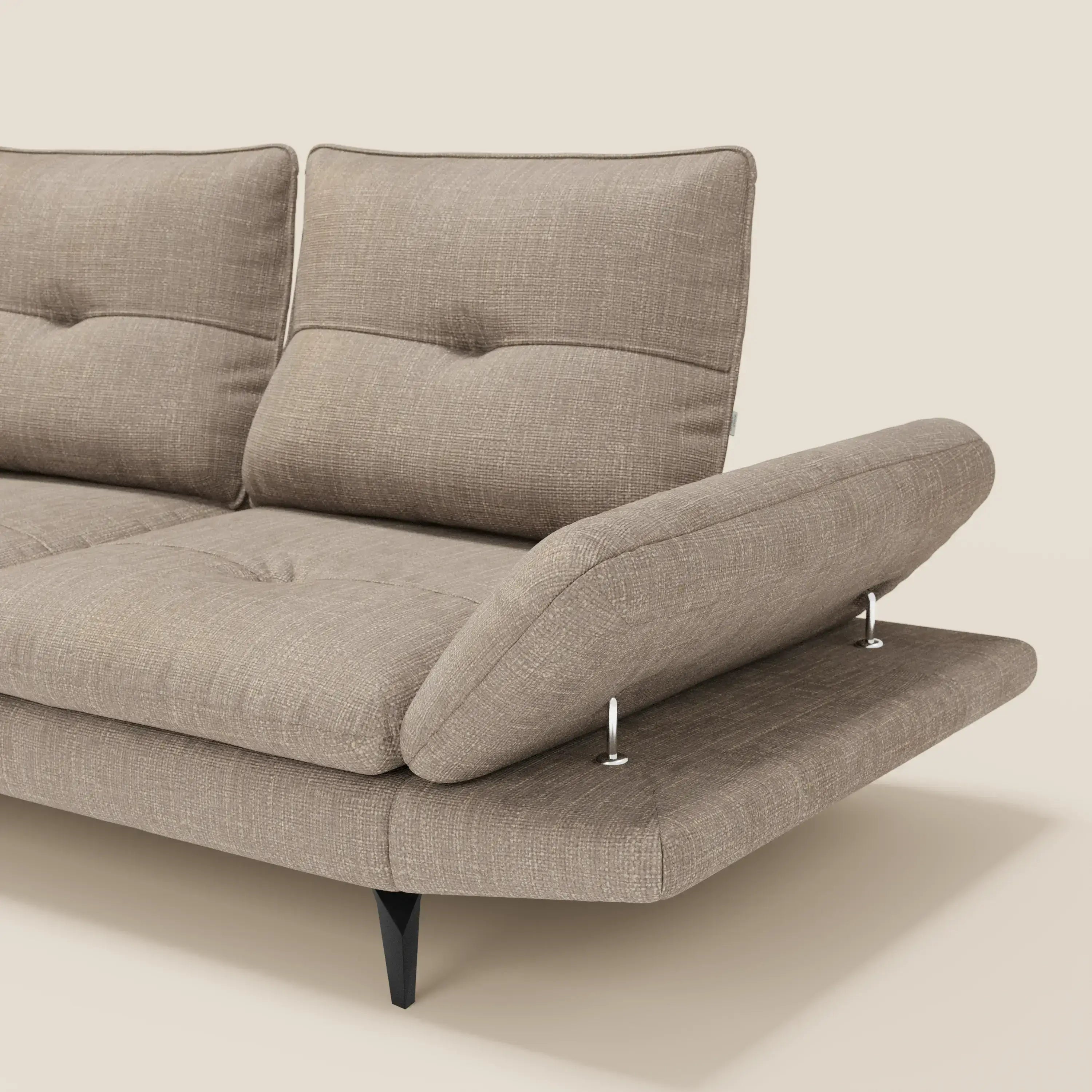 Ardex Divano 3 posti di Divani.Store è caratterizzato da un morbido tessuto tortora T06 impermeabile, braccioli regolabili con supporti in metallo, schienali scorrevoli, cuscini trapuntati e gambe nere angolate per un look pulito e contemporaneo.