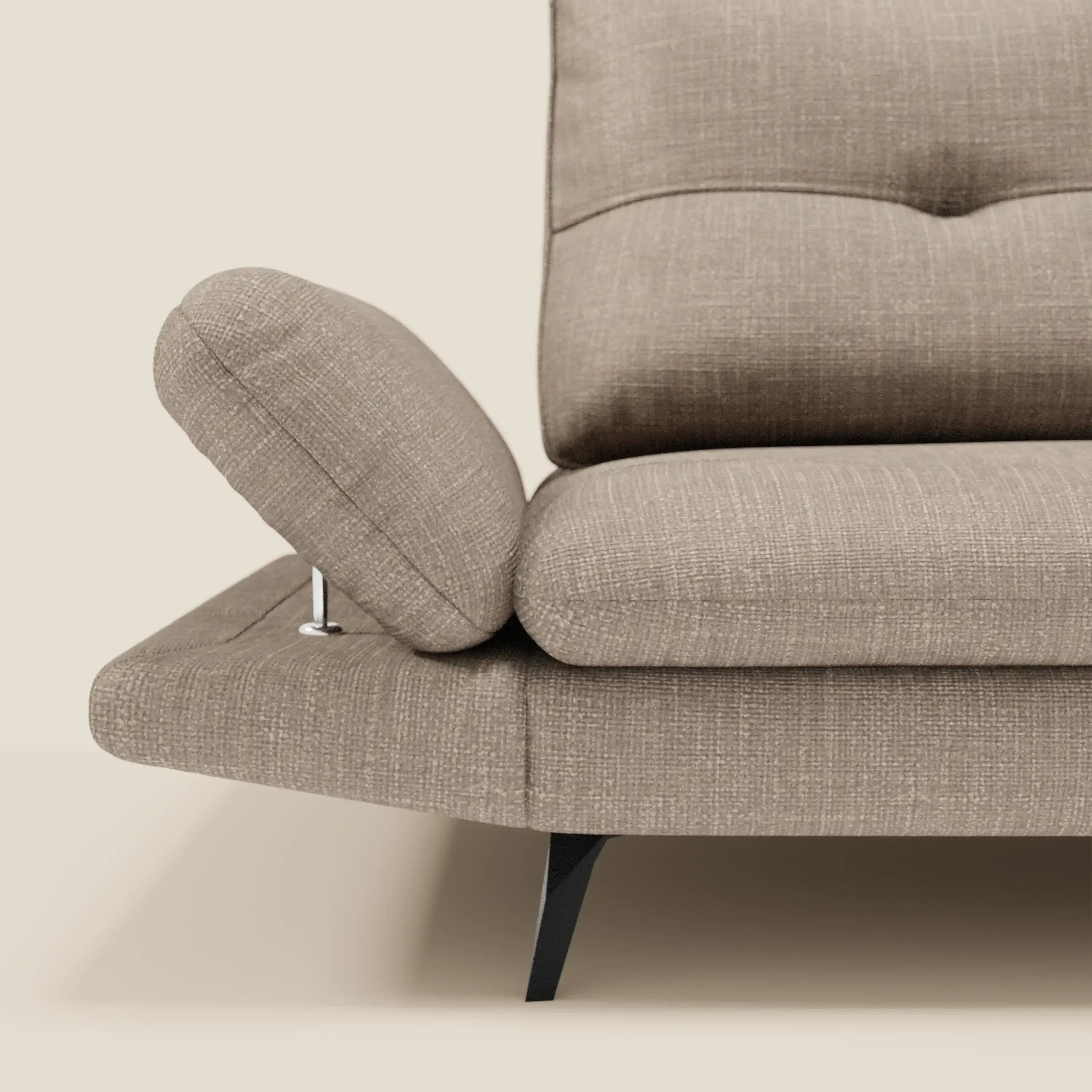 Ardex Divano 3 posti di Divani.Store è caratterizzato da schienali scorrevoli, braccioli regolabili e tessuto tortora T06 morbido e impermeabile. I cuscini morbidi e le gambe angolate in metallo nero creano un look moderno su uno sfondo beige chiaro.