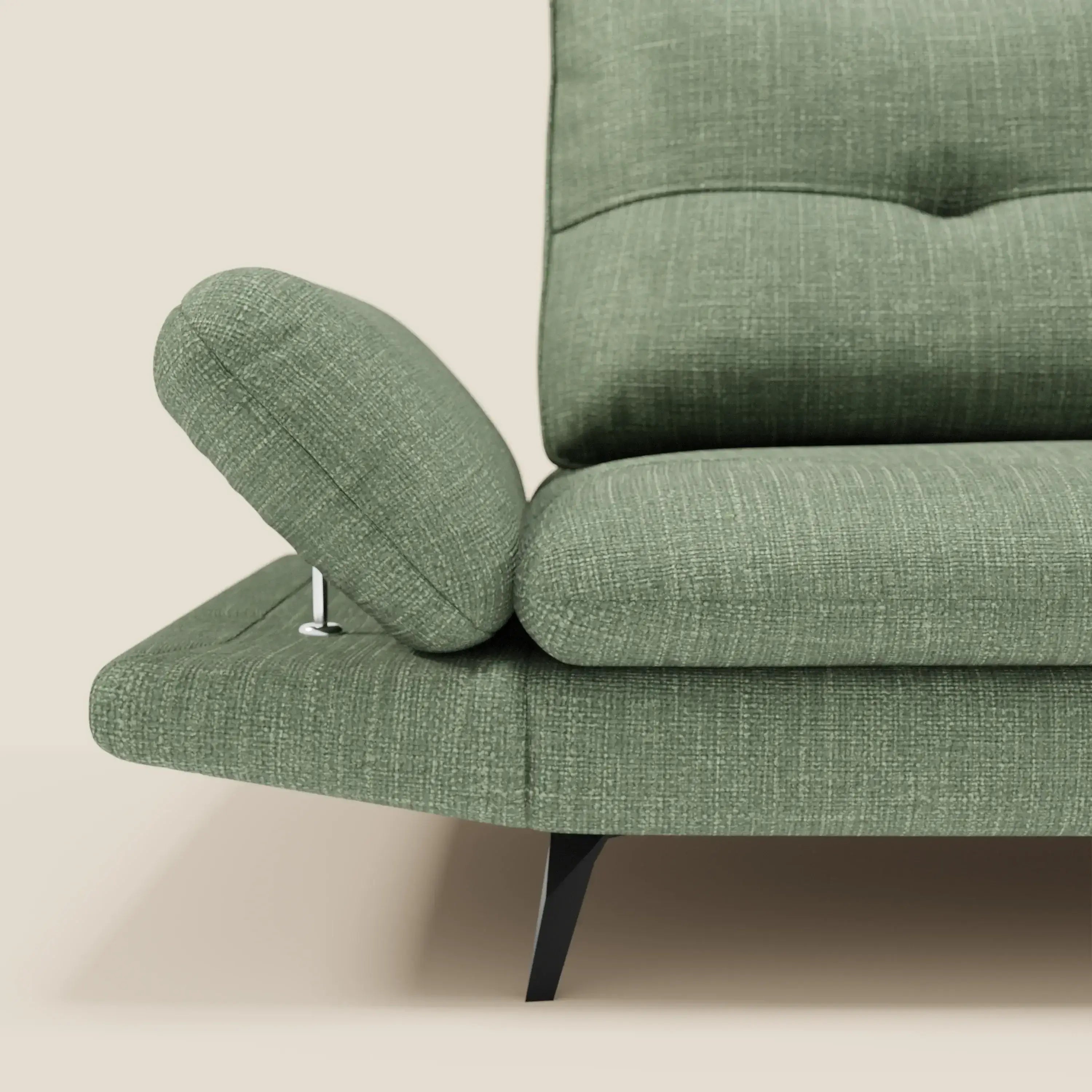 La poltrona Ardex Divano 3 posti di Divani.Store è caratterizzata da un tessuto T06 verde e impermeabile, braccioli regolabili, schienale scorrevole e gambe nere angolate per un look moderno e minimalista. L'imbottitura testurizzata garantisce il comfort su uno sfondo beige.