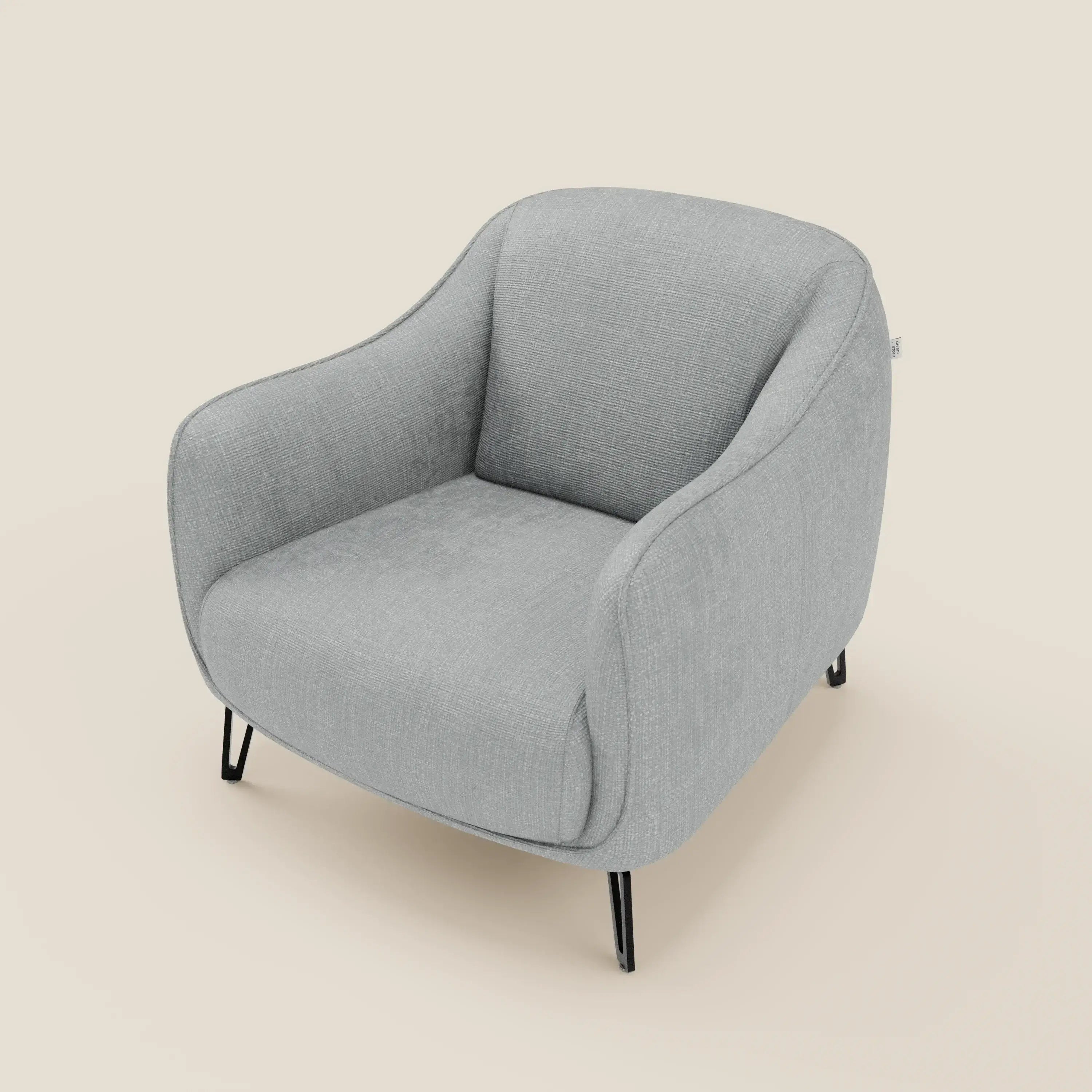 Avela Poltroncina di Divani.Store è caratterizzata da un comfort senza tempo, grazie al morbido tessuto T06 ghiaccio, resistente all'acqua, ai braccioli curvi, all'ampia seduta e alle quattro sottili gambe in metallo nero, perfette per ogni spazio minimalista.