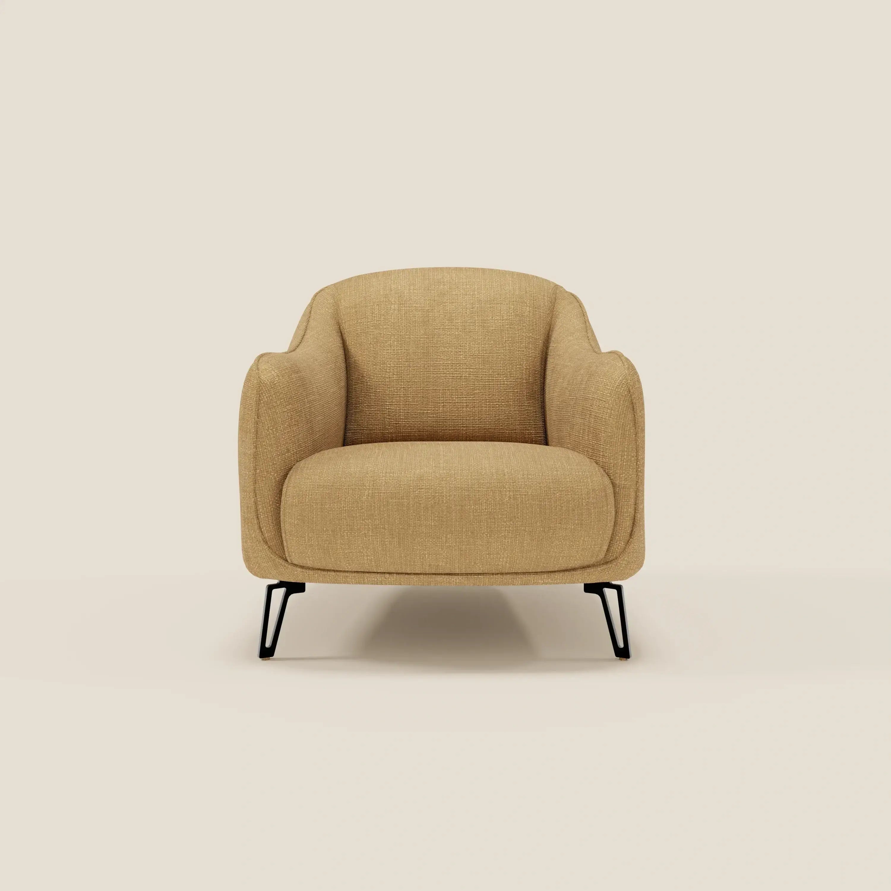 Avela Poltroncina di Divani.Store offre un comfort senza tempo in morbido tessuto giallo T06 resistente all'acqua, con braccioli e schienale arrotondati su sottili gambe in metallo nero: un design moderno e invitante su uno sfondo beige chiaro.