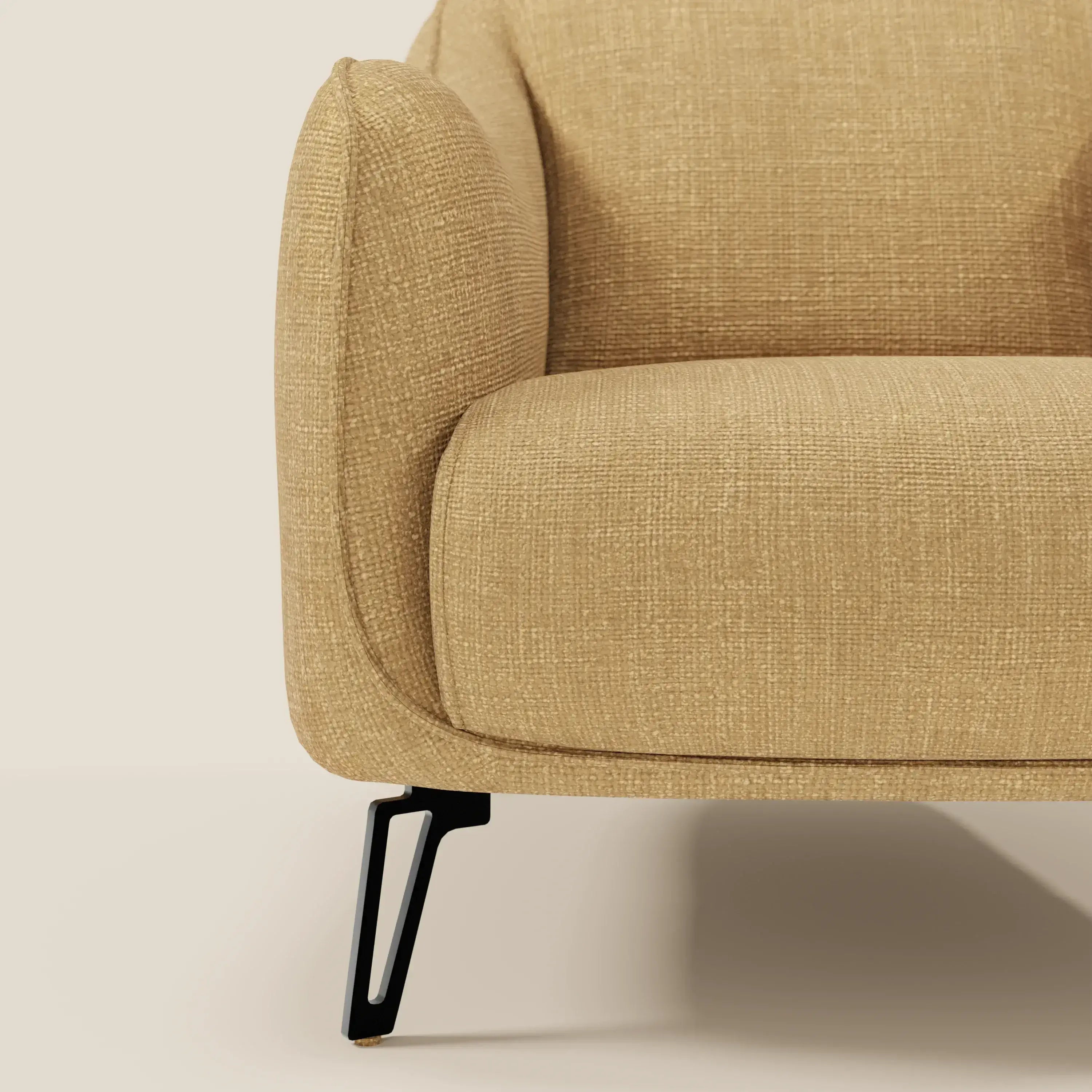 Primo piano di Avela Poltroncina di Divani.Store in morbido tessuto impermeabile giallo T06, che mostra il moderno bracciolo sinistro, la seduta, la gamba in metallo nero e l'elegante stile minimalista.