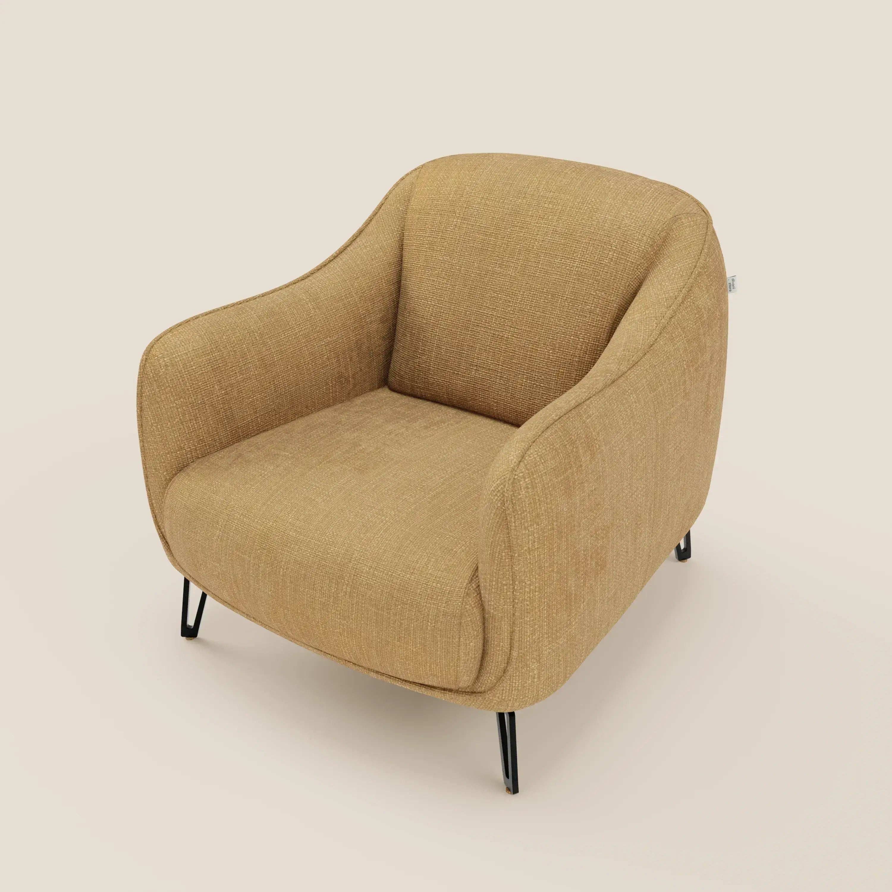 Avela Poltroncina di Divani.Store offre un comfort senza tempo in un morbido tessuto giallo T06 resistente all'acqua. Le sue eleganti linee curve, gli ampi braccioli arrotondati e la profonda seduta poggiano su sottili gambe in metallo nero, che spiccano su uno sfondo bianco sporco.