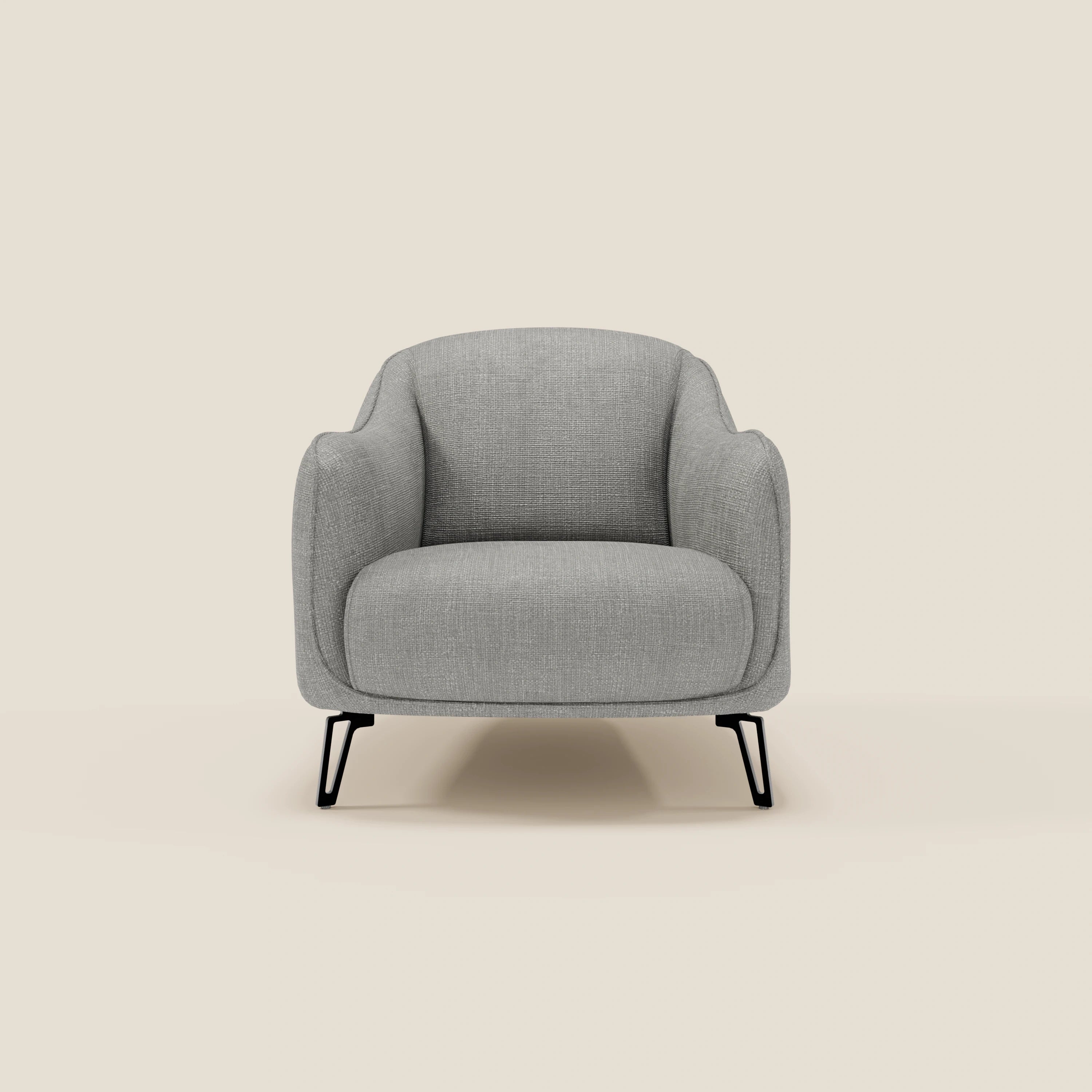 L'Avela Poltroncina di Divani.Store è caratterizzata da un comfort senza tempo in morbido tessuto grigio T06 resistente all'acqua e poggia su sottili gambe in metallo nero. Il fondo e il pavimento bianco sporco sottolineano il suo design minimalista.