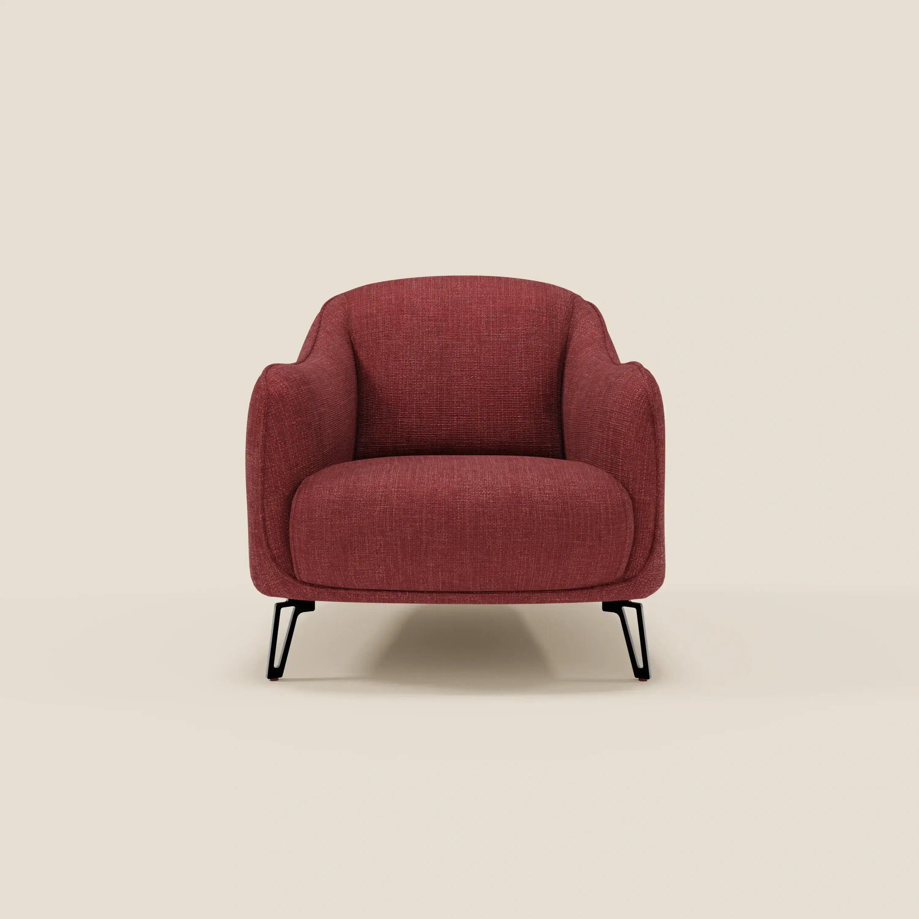 Avela Poltroncina di Divani.Store è una moderna poltrona rossa in morbido tessuto impermeabile T06, dal design minimalista con bordi arrotondati, cuscini spessi, braccioli curvi e gambe in metallo nero su sfondo beige.