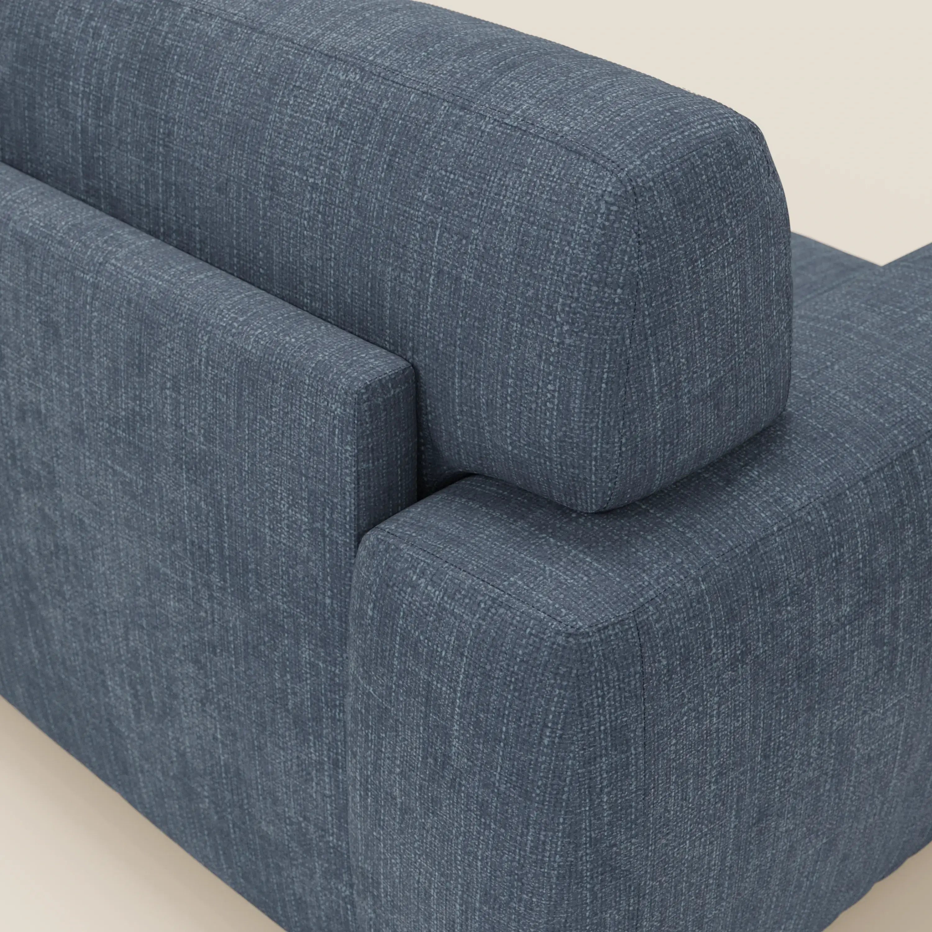 Primo piano del letto materasso Cloud Divano H17 cm di Divani.Store, caratterizzato da morbidi cuscini in tessuto impermeabile T06 blu: le sue linee pulite e la sua forma rettangolare offrono un design compatto e un comfort quotidiano.