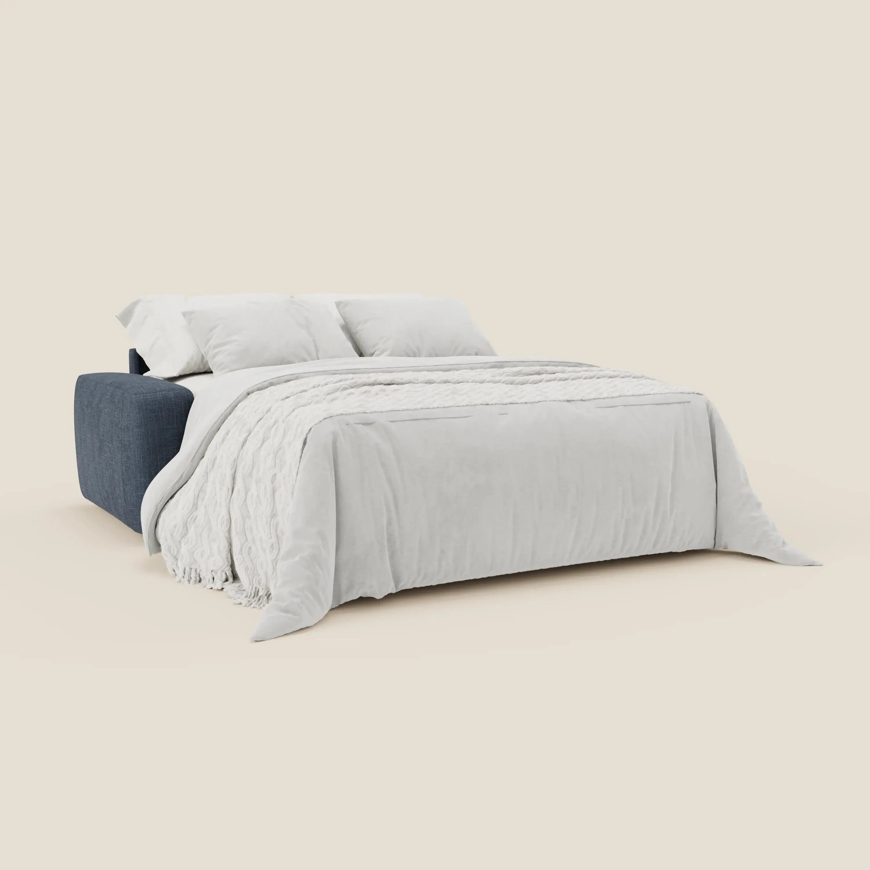 Il letto materasso Cloud Divano letto H17 cm di Divani.Store è caratterizzato da morbidi cuscini in tessuto impermeabile T06 blu, esteso come letto con cuscini bianchi, coperta bianca testurizzata e piumone, perfetto per il comfort quotidiano su uno sfondo beige chiaro.