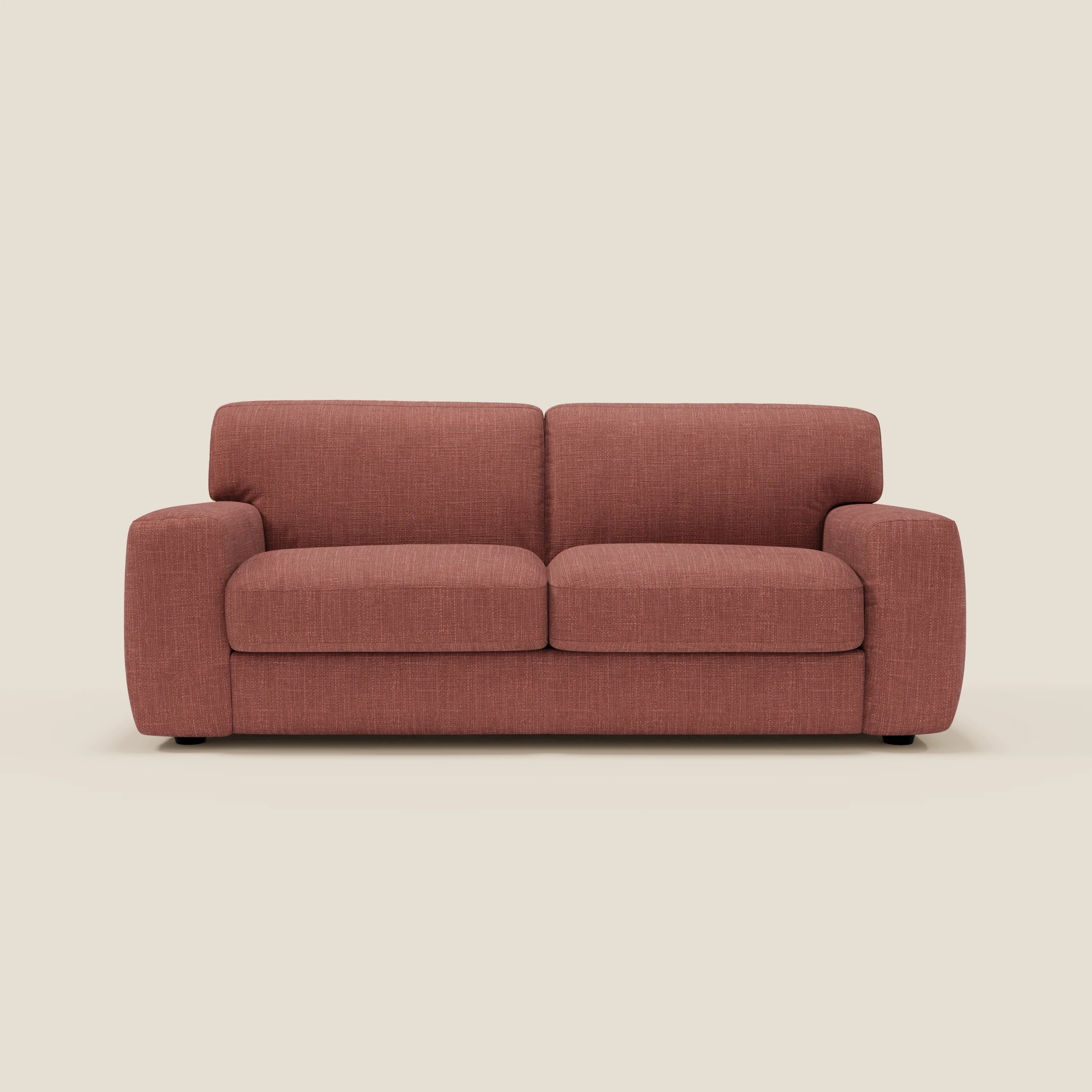 Il letto materasso Cloud Divano H17 cm di Divani.Store è caratterizzato da tessuto corallo T06 impermeabile, morbidi cuscini, braccioli arrotondati e piedini neri. Il suo design minimalista si inserisce magnificamente su uno sfondo bianco sporco per un comfort accogliente.