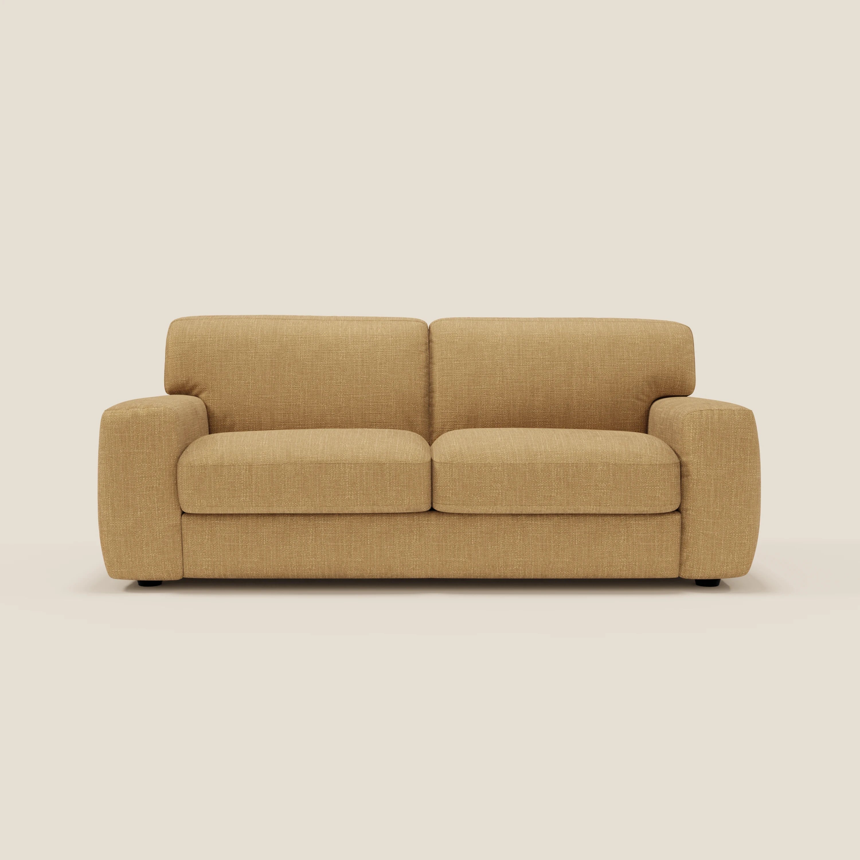 Il letto materasso Cloud Divano H17 cm di Divani.Store è caratterizzato da morbidi cuscini impermeabili di colore giallo T06, braccioli arrotondati e gambe compatte di colore nero, ideali per aggiungere comfort quotidiano e stile moderno a qualsiasi spazio abitativo.