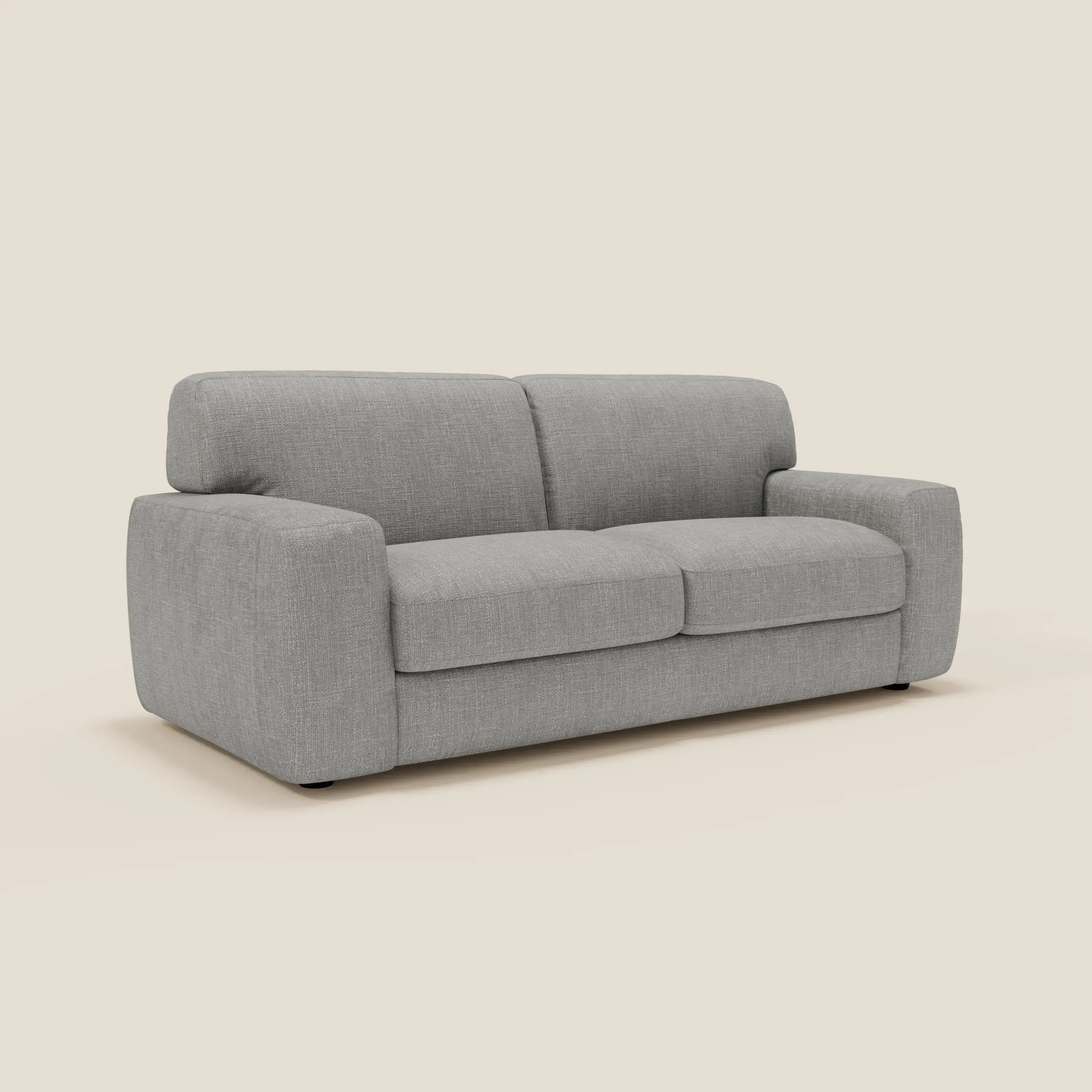 Il letto materasso Cloud Divano H17 cm di Divani.Store è caratterizzato da morbidi e ampi cuscini in tessuto impermeabile T06 grigio chiaro, braccioli e schienale in tessuto felpato, due cuscini di seduta, piedini bassi neri e sfondo beige.