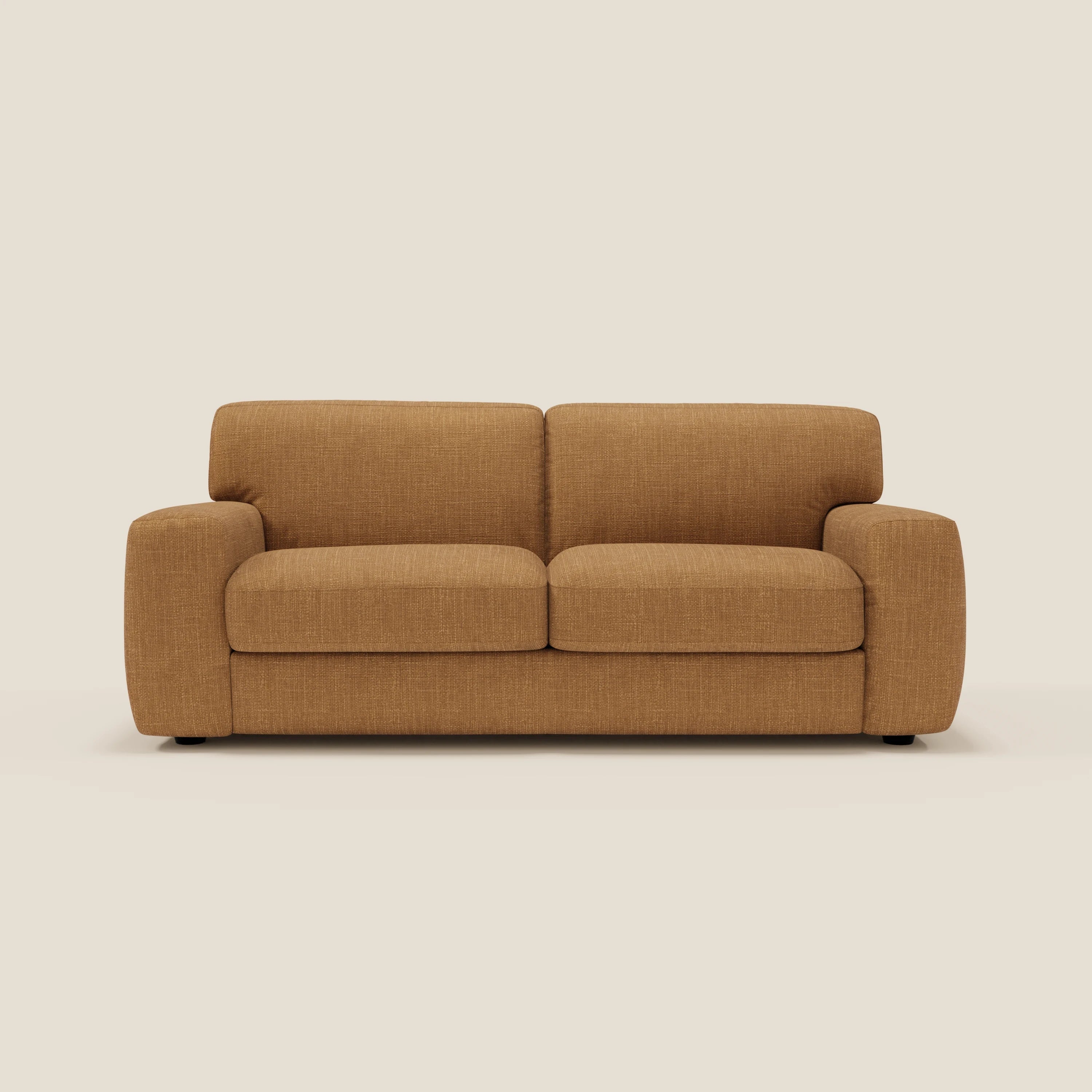 Cloud Divano letto di Divani.Store è un moderno biposto con morbidi cuscini in tessuto impermeabile T06 ocra e braccioli imbottiti. Il suo design compatto spicca su uno sfondo bianco sporco, senza che siano visibili altri oggetti.