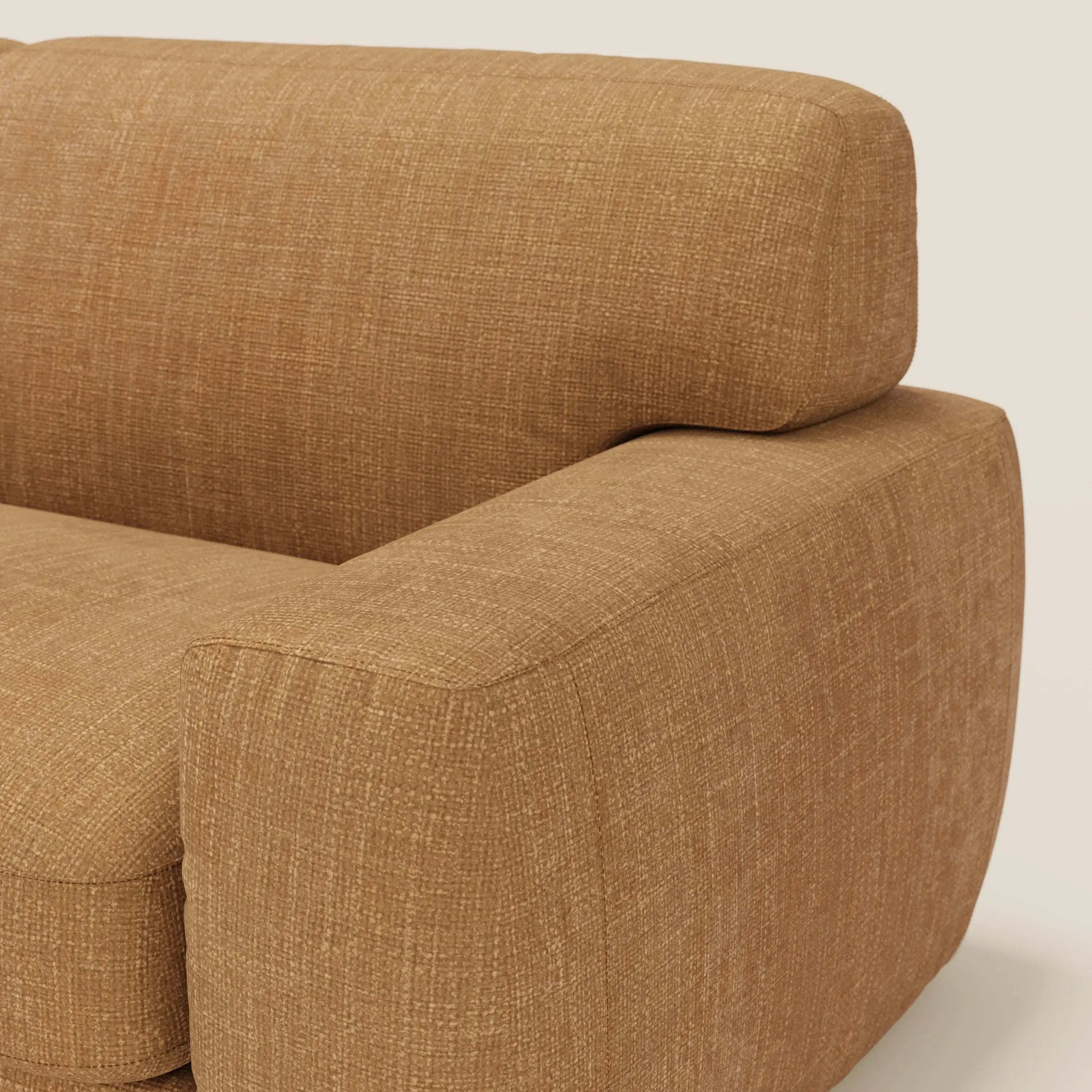 Primo piano del divano letto materasso Cloud H17 cm di Divani.Store, rivestito in tessuto impermeabile T06 ocra. Presenta un bracciolo spesso, uno schienale imbottito e una struttura robusta per il comfort quotidiano in un design moderno.