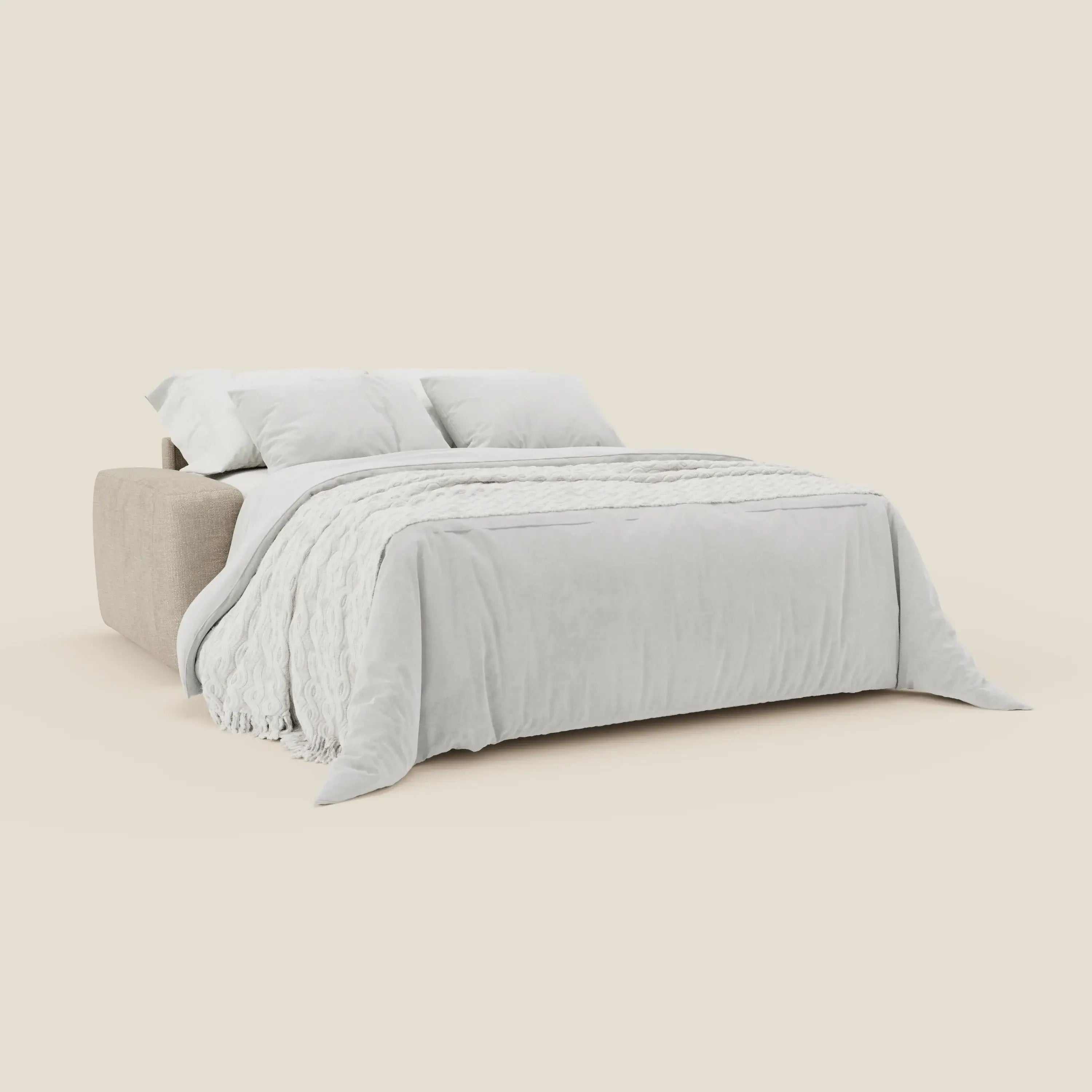 Il letto materasso Cloud Divano H17 cm di Divani.Store è caratterizzato da morbidi cuscini in tessuto impermeabile T06 panna. Dispiegato in un letto con una coperta grigio chiaro e tre cuscini bianchi, offre un'atmosfera minimalista e accogliente per il comfort quotidiano.