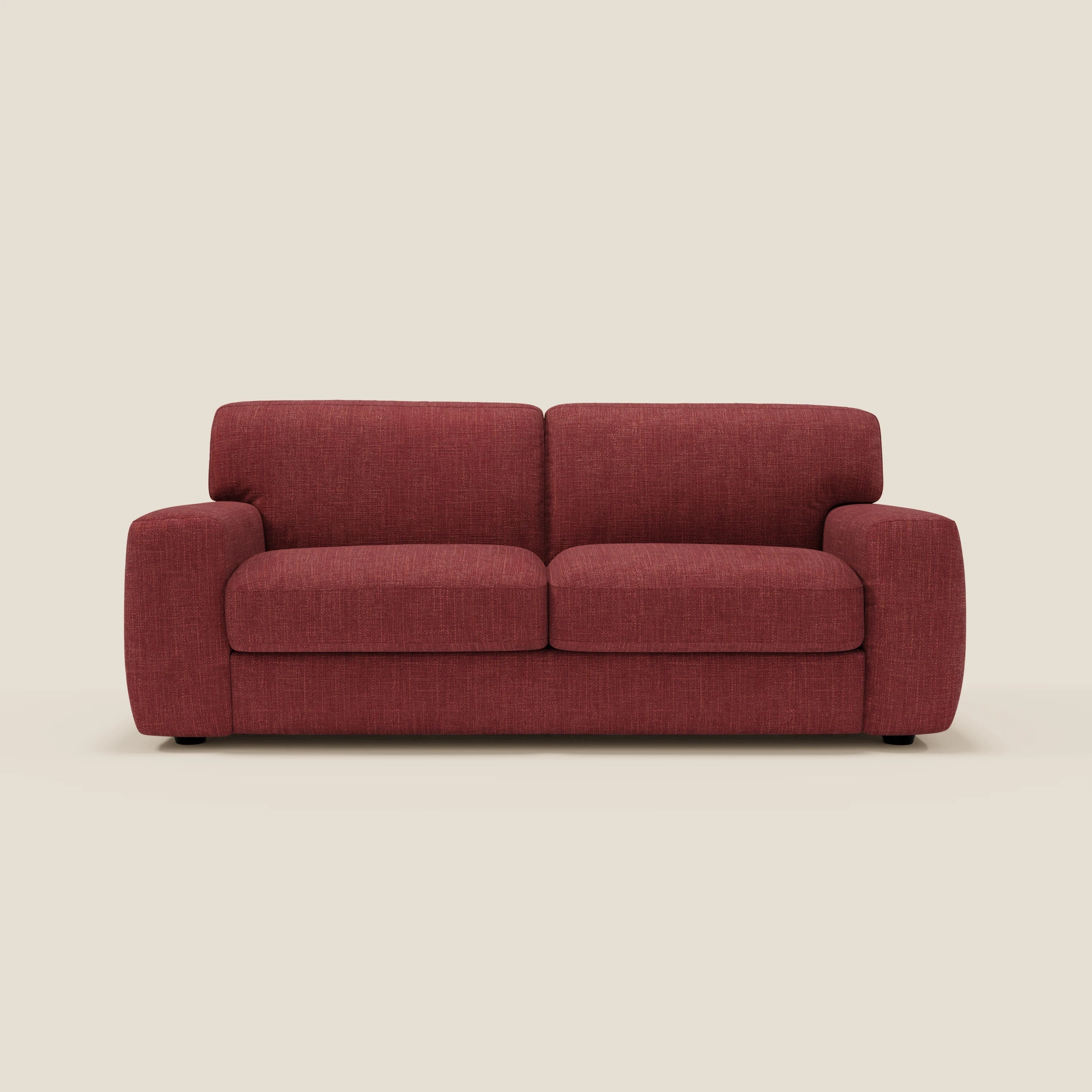 Il letto Cloud Divano di Divani.Store è caratterizzato da un morbido tessuto impermeabile T06 rosso, da moderni braccioli e schienale arrotondati, da due cuscini per la seduta e lo schienale e da corti piedini scuri, il tutto su un semplice sfondo beige.