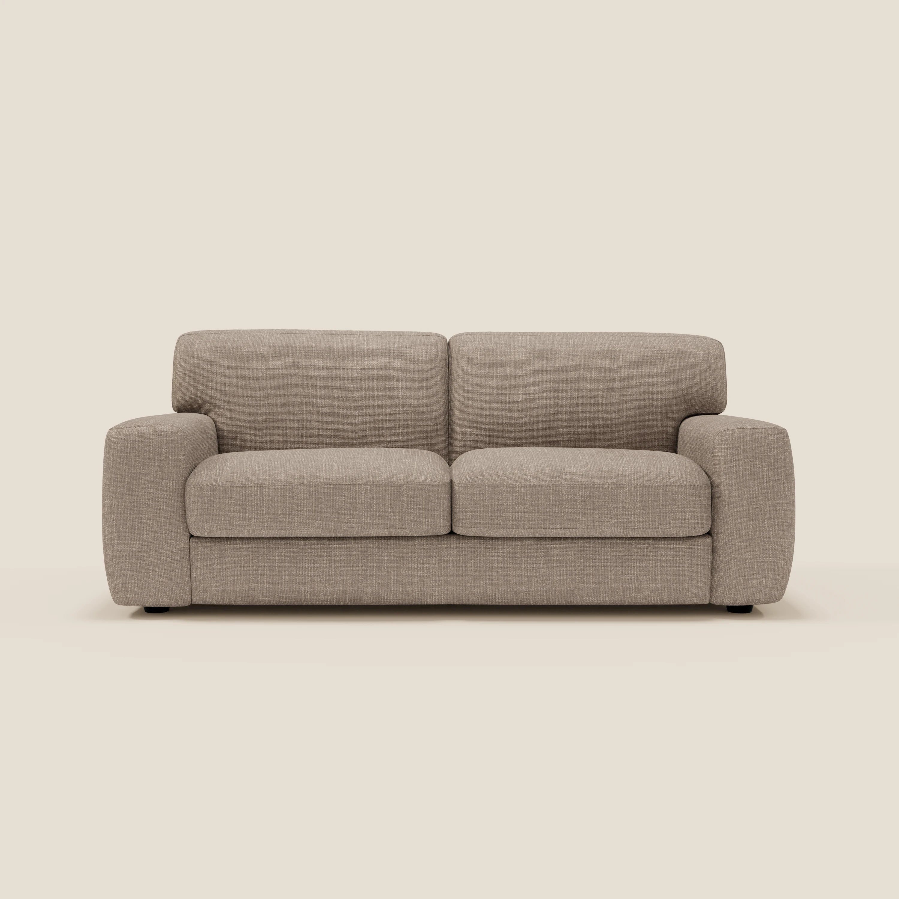 Il letto materasso Cloud Divano H17 cm di Divani.Store è caratterizzato da un morbido tessuto tortora T06 impermeabile e da cuscini in tessuto felpato. Con braccioli ampi e arrotondati e un design compatto e moderno, è ideale per qualsiasi salotto.