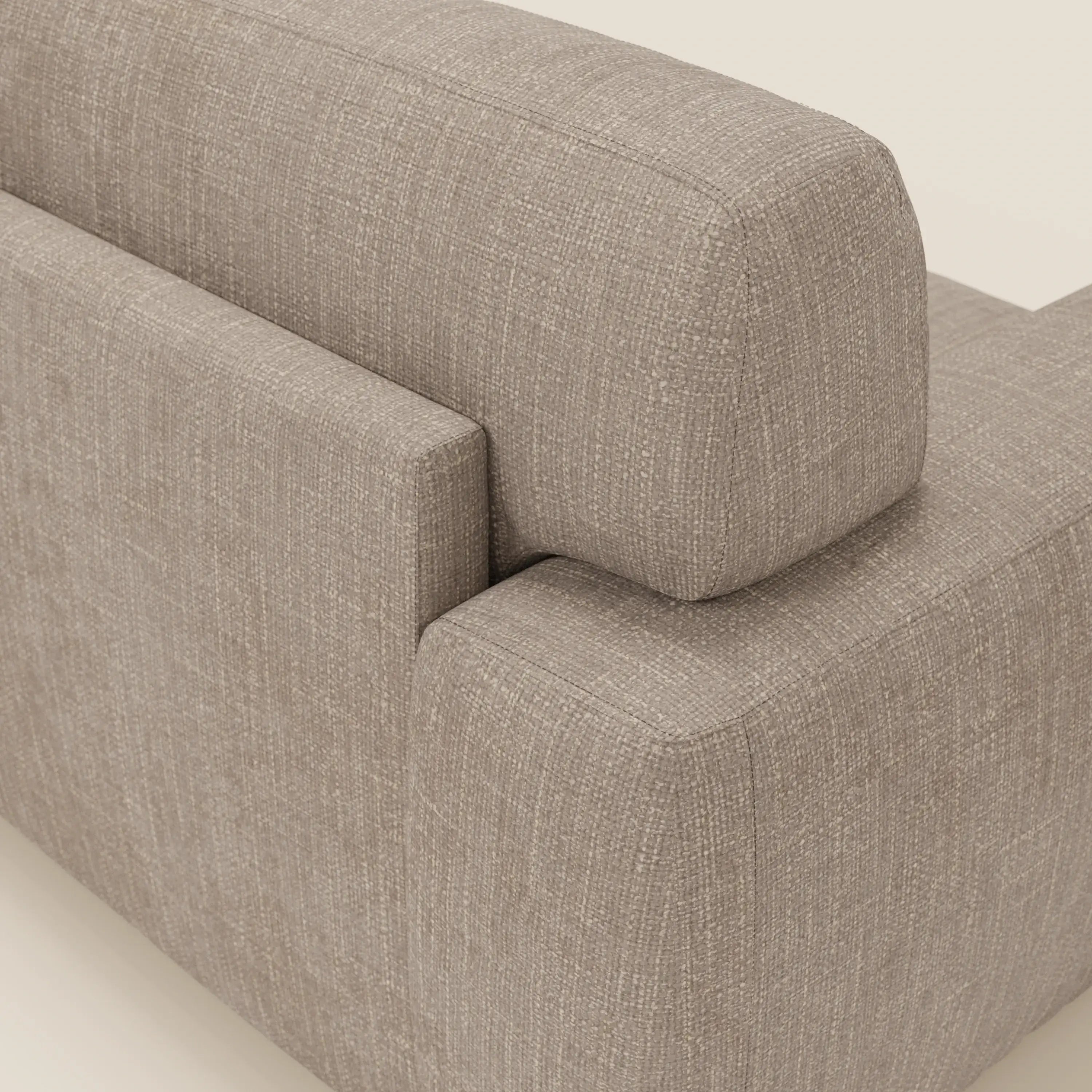 Primo piano dell'angolo posteriore di Cloud Divano letto materasso H17 cm di Divani.Store in tessuto impermeabile T06 tortora, che mostra un rivestimento strutturato e linee pulite per un comfort quotidiano e un design compatto su uno sfondo neutro.