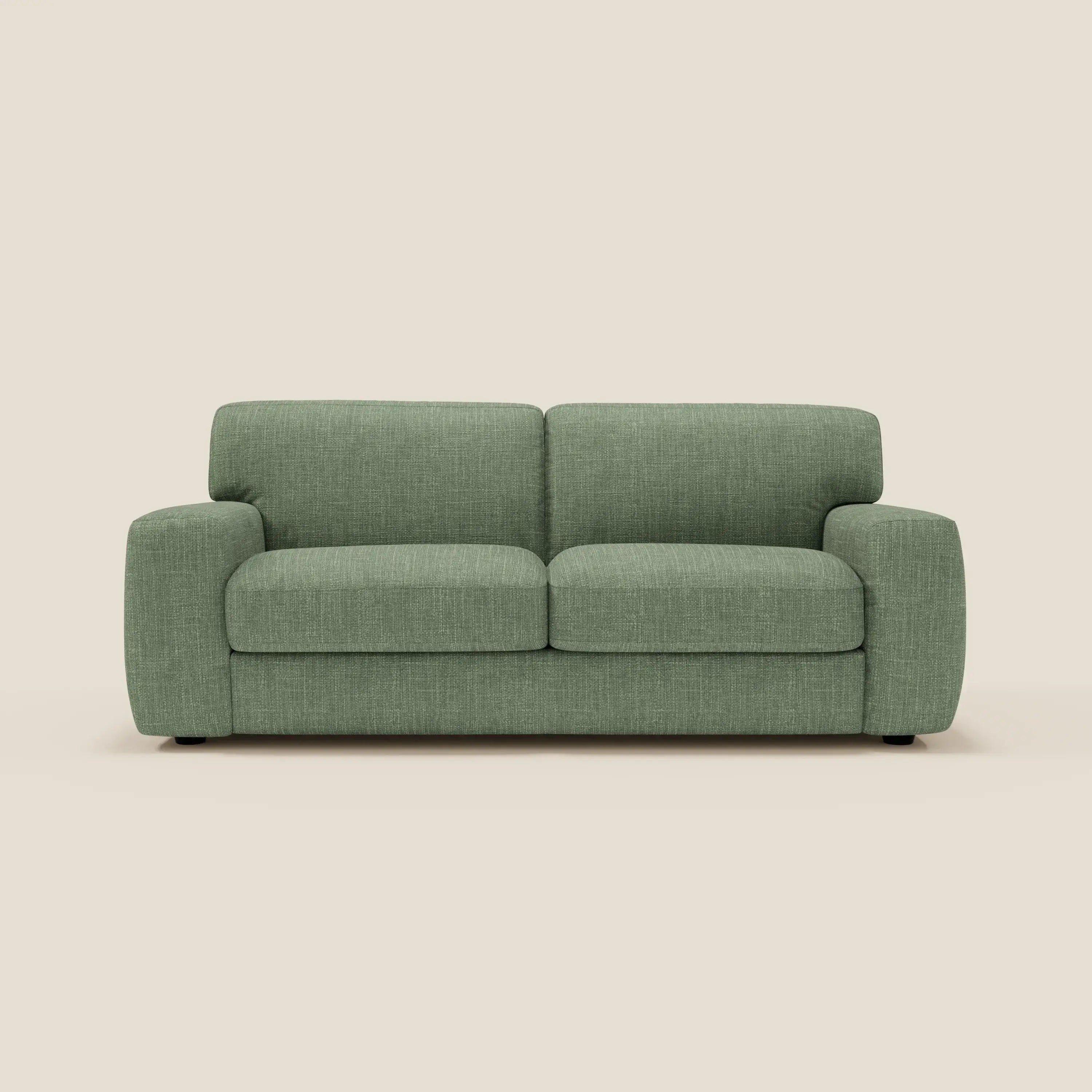 Il letto materasso Cloud Divano letto H17 cm di Divani.Store è caratterizzato da cuscini morbidi in tessuto impermeabile T06 verde, braccioli arrotondati e un design moderno compatto per il comfort quotidiano in uno stile minimalista su sfondo crema.