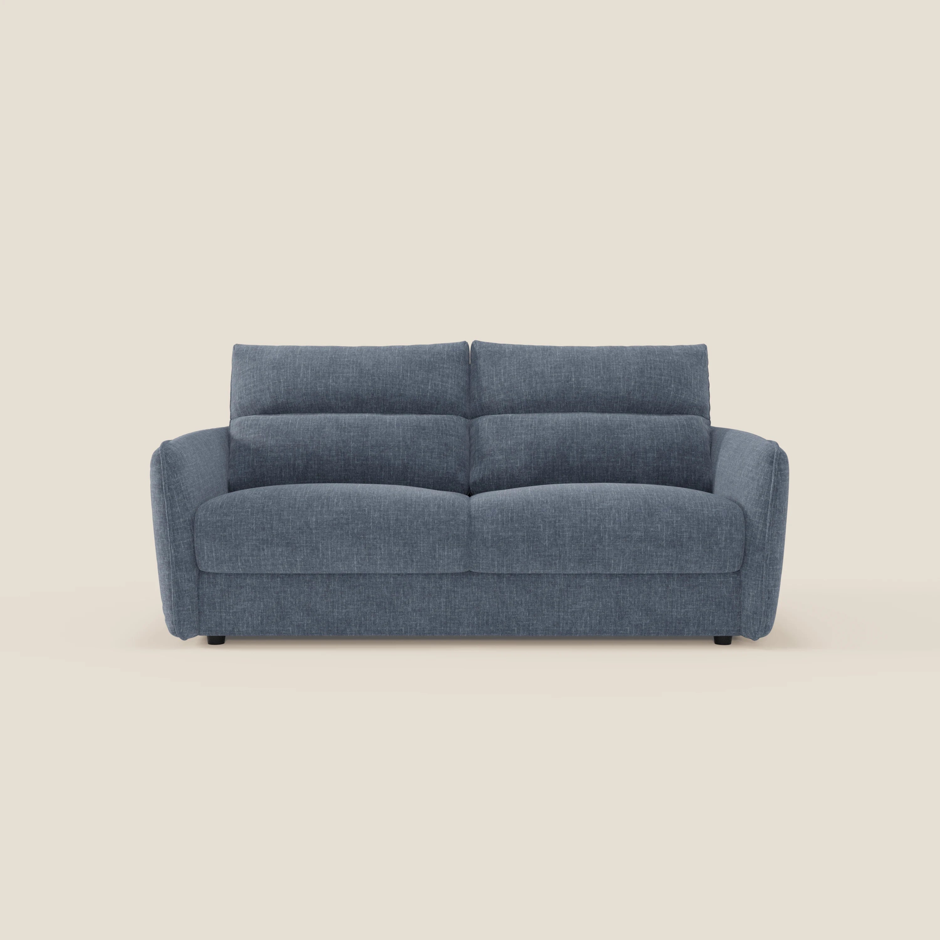Il divano letto Elios di Divani.Store, in morbido tessuto smacchiabile T24 blu ardesia, offre cuscini spalliera e un design minimalista con braccioli arrotondati: perfetto per 2-3 persone su fondo off-white.