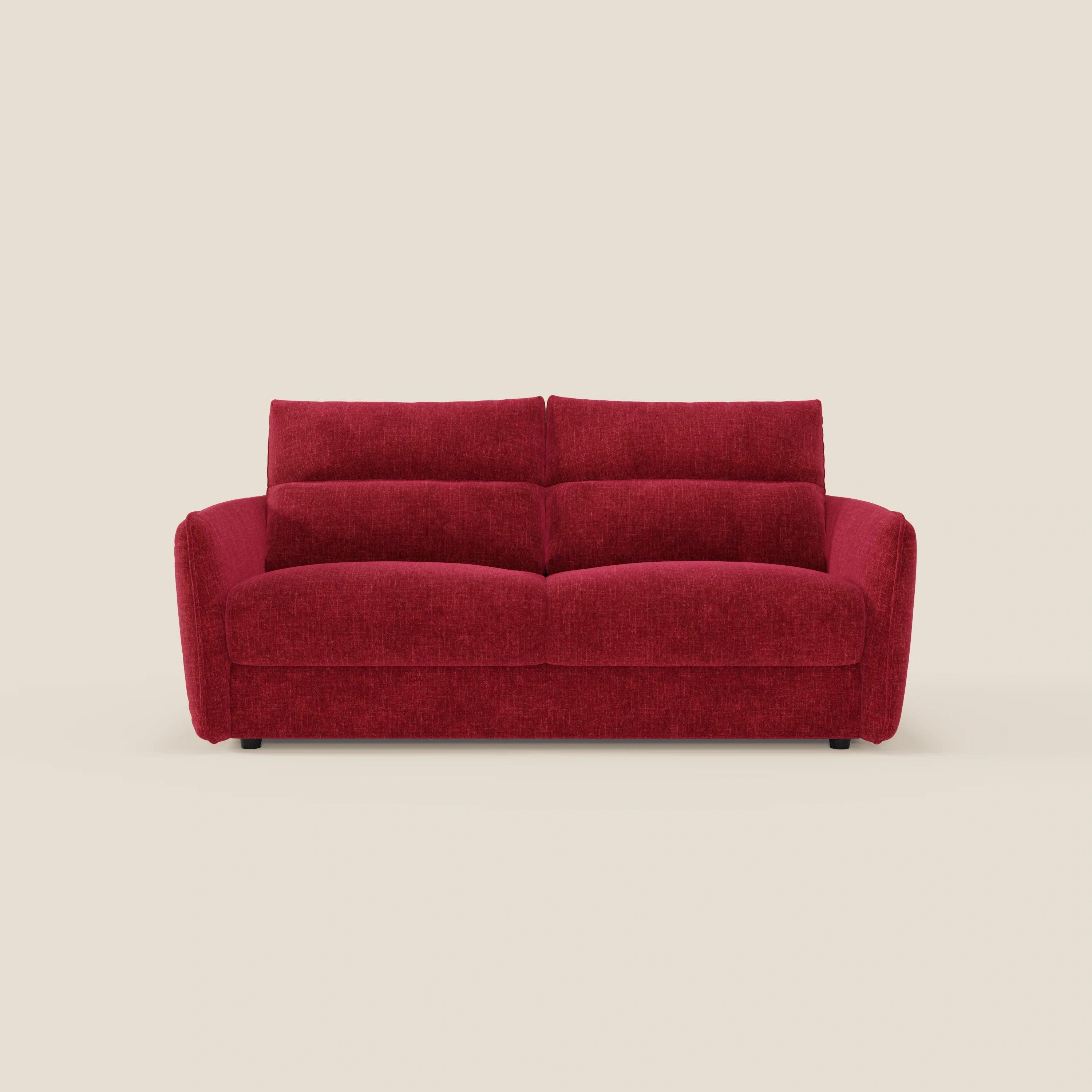 Elios Divano letto di Divani.Store presenta un design moderno con ampi braccioli, due grandi cuscini di seduta e di schienale in tessuto smacchiabile T24 rosso bordeaux, su uno sfondo bianco sporco.