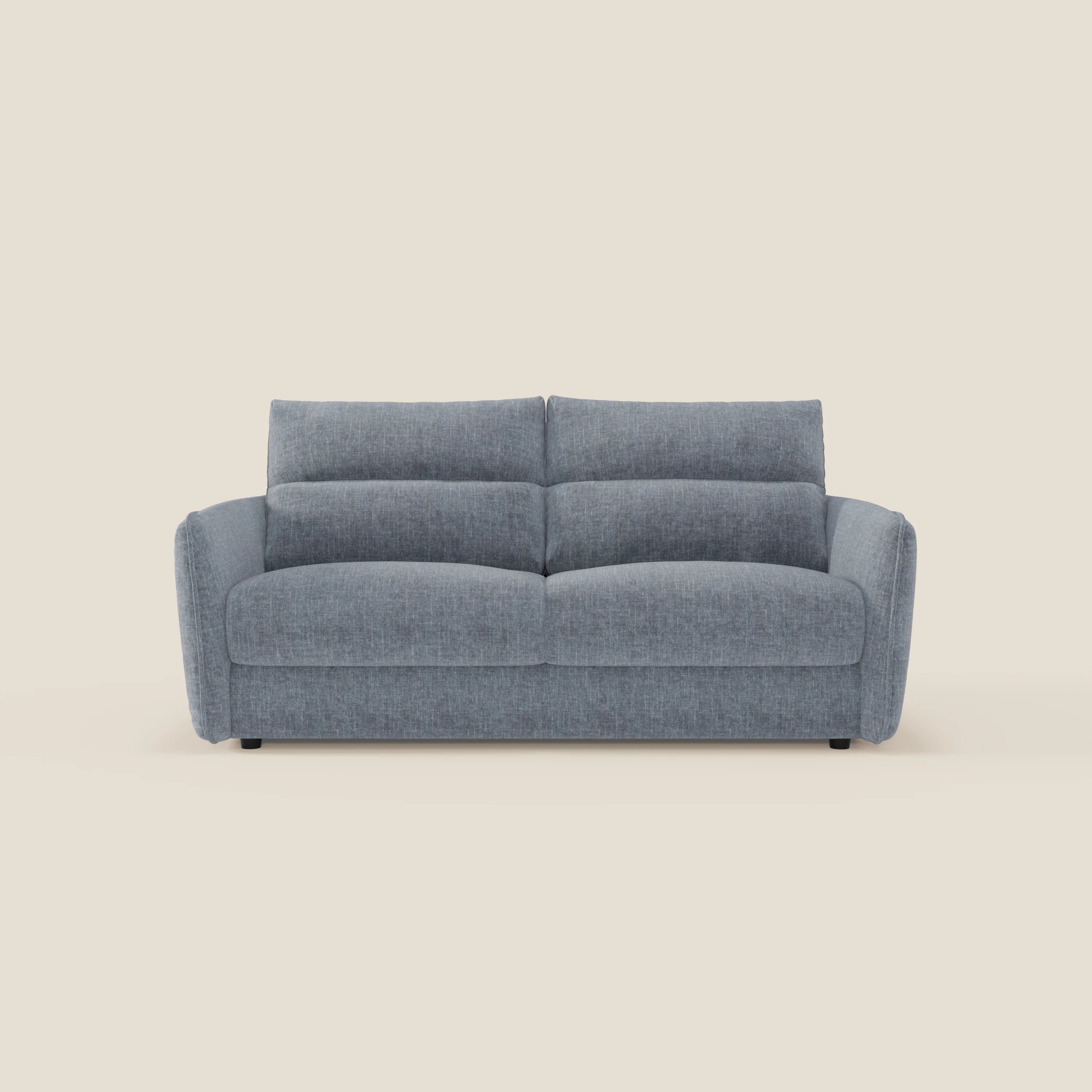 Il divano letto Elios di Divani.Store è caratterizzato da morbidi cuscini di schienale e dal tessuto T24 carta da zucchero, facile da pulire, da ampi braccioli e da un design minimalista su un semplice sfondo bianco sporco.