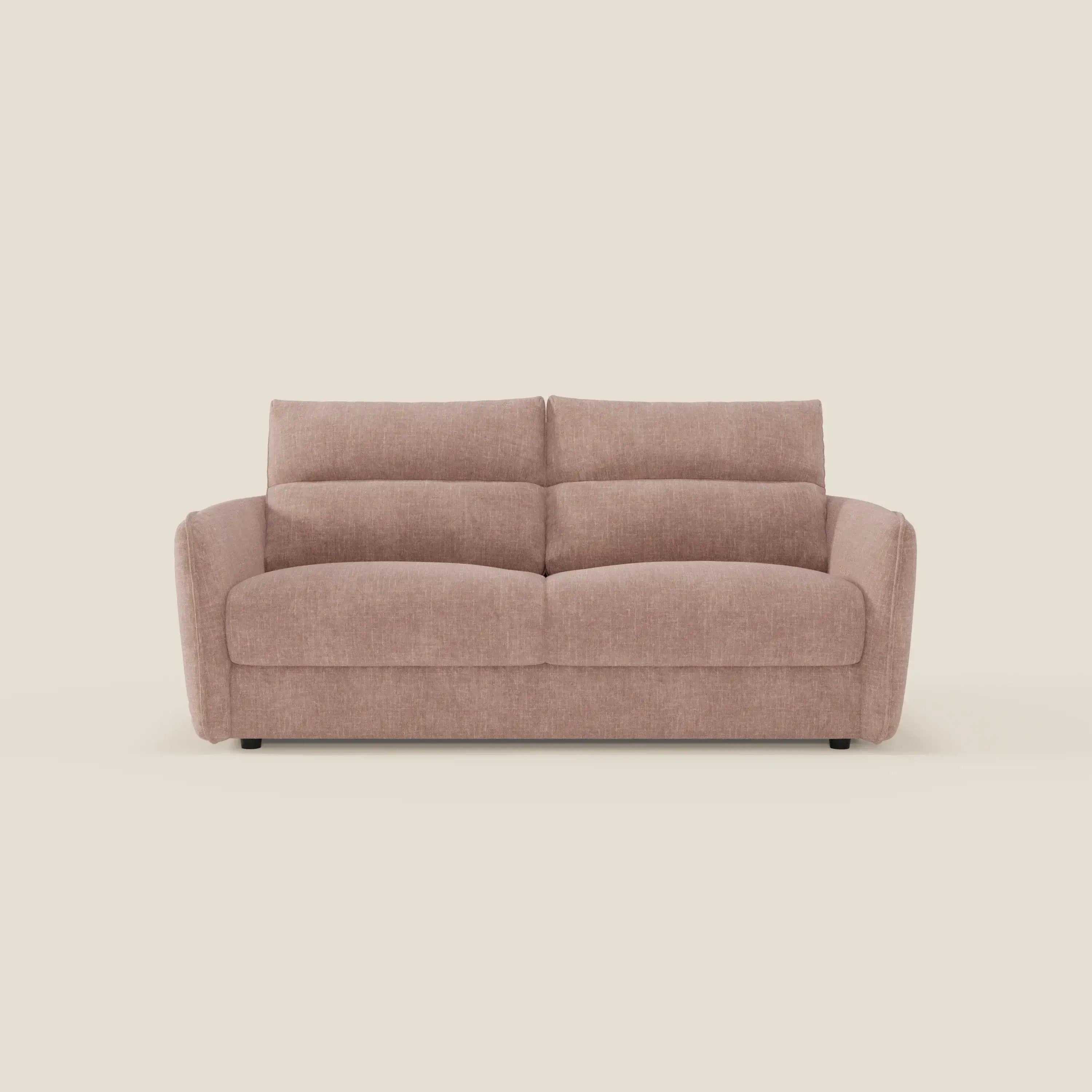 Il divano letto Elios di Divani.Store è caratterizzato da cuscini morbidi spalliera e tessuto smacchiabile T24 rosa cipria, che combina un'eleganza pratica con un design morbido e contemporaneo, ideale come centrotavola moderno in qualsiasi spazio.