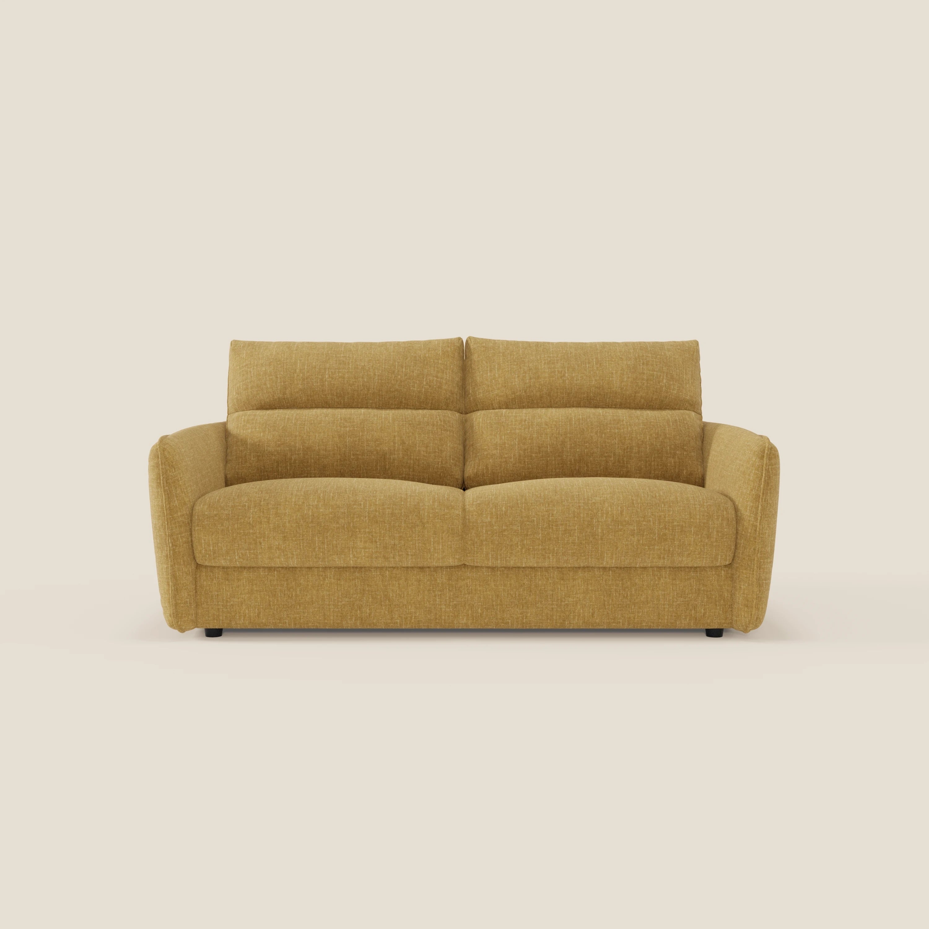 Il Divano letto Elios di Divani.Store, in tessuto antimacchia giallo T24, è caratterizzato da morbidi cuscini di schienale e da un moderno design a basso profilo. Con braccioli arrotondati, può ospitare tre persone e risalta su uno sfondo bianco sporco.