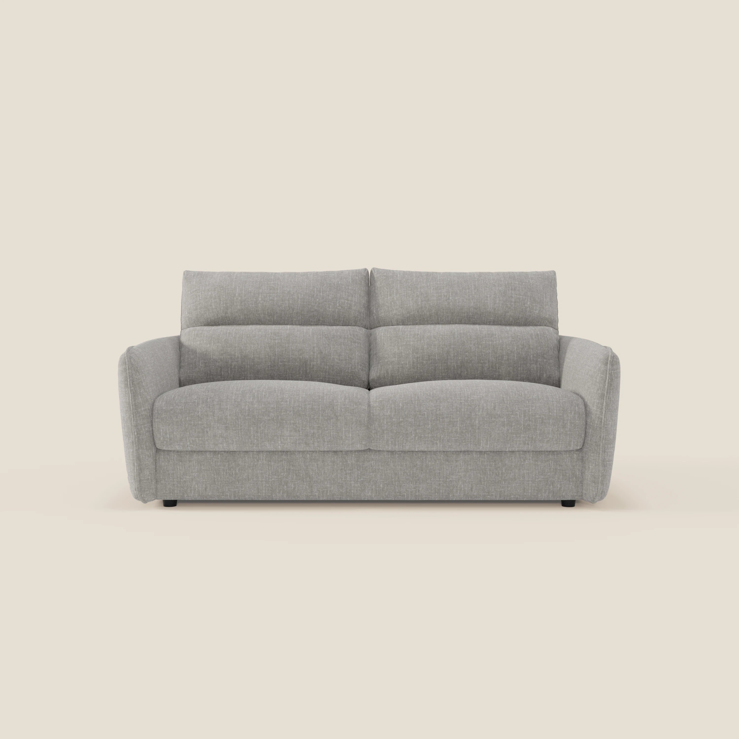 Il letto Elios Divano di Divani.Store è caratterizzato da cuscini morbidi spalliera in tessuto smacchiabile T24 grigio e offre un design pulito e minimalista che può ospitare comodamente due o tre persone.