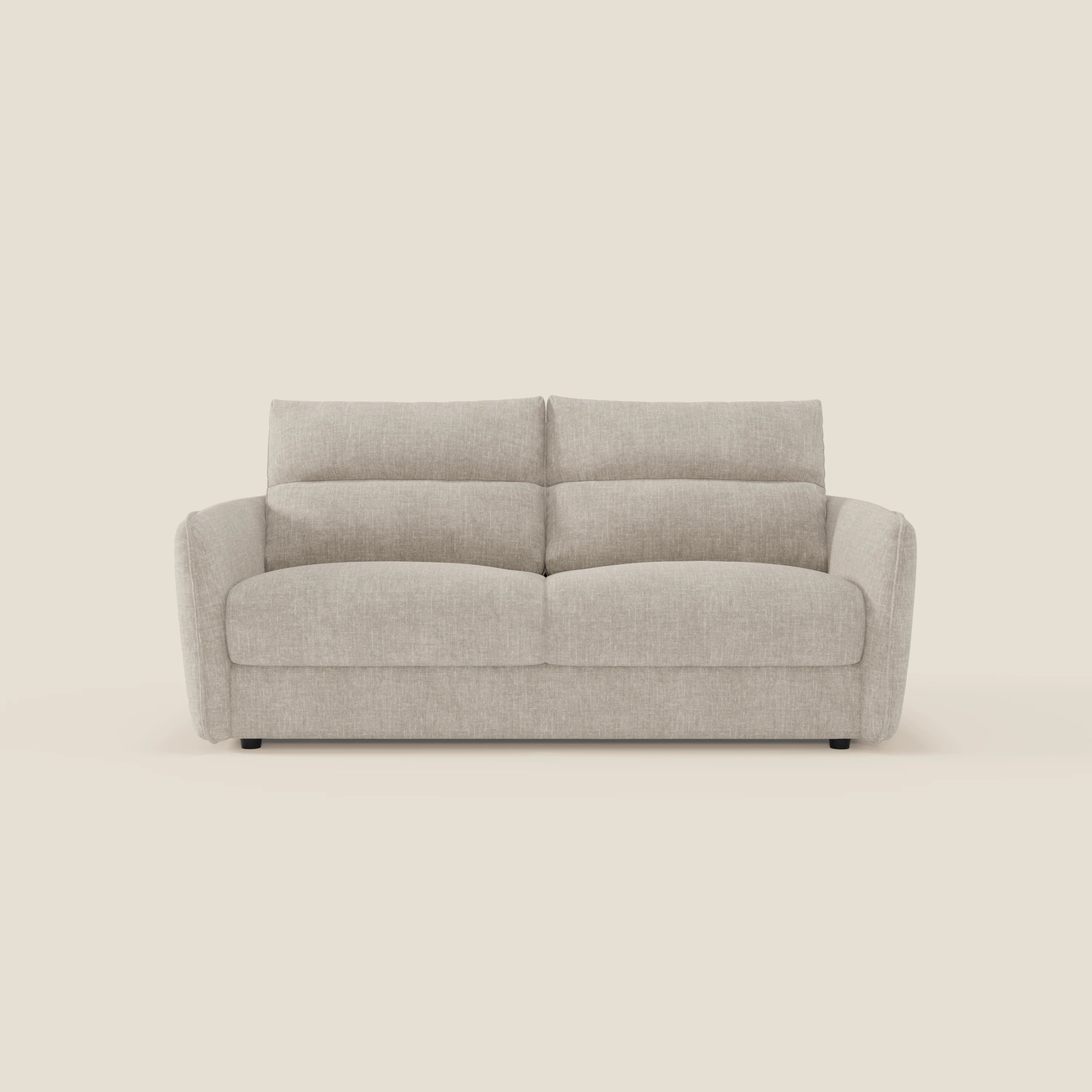Elios Divano letto di Divani.Store è caratterizzato da morbidi cuscini spalliera in tessuto smacchiabile T24 bianco latte, braccioli dritti, gambe basse nere e sfondo bianco sporco.