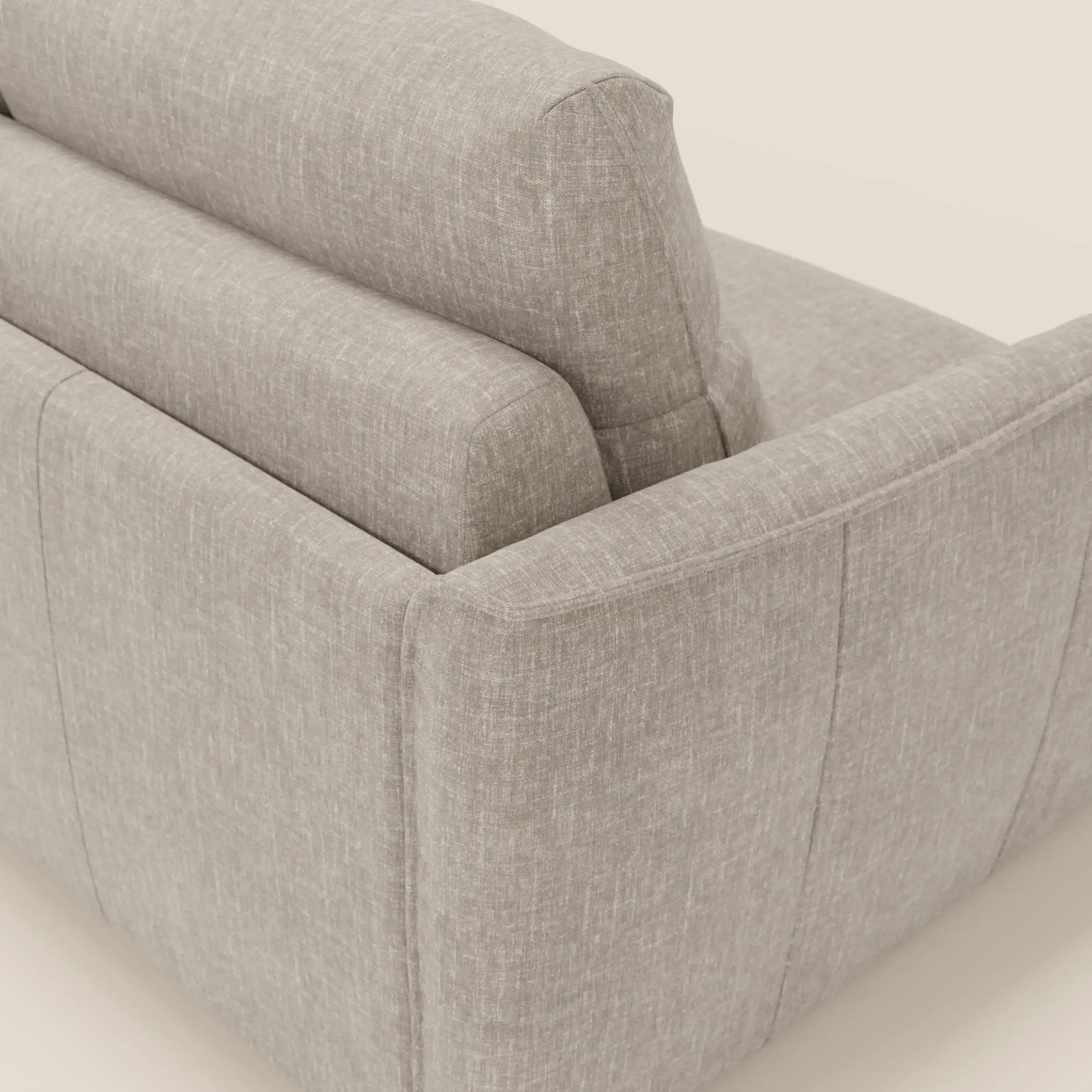 Una vista angolata e ravvicinata mette in mostra il letto Elios Divano con morbidi cuscini spalliera in tessuto smacchiabile T24 lino chiaro di Divani.Store, evidenziandone il design elegante e il tessuto leggero e strutturato per qualsiasi spazio neutro.