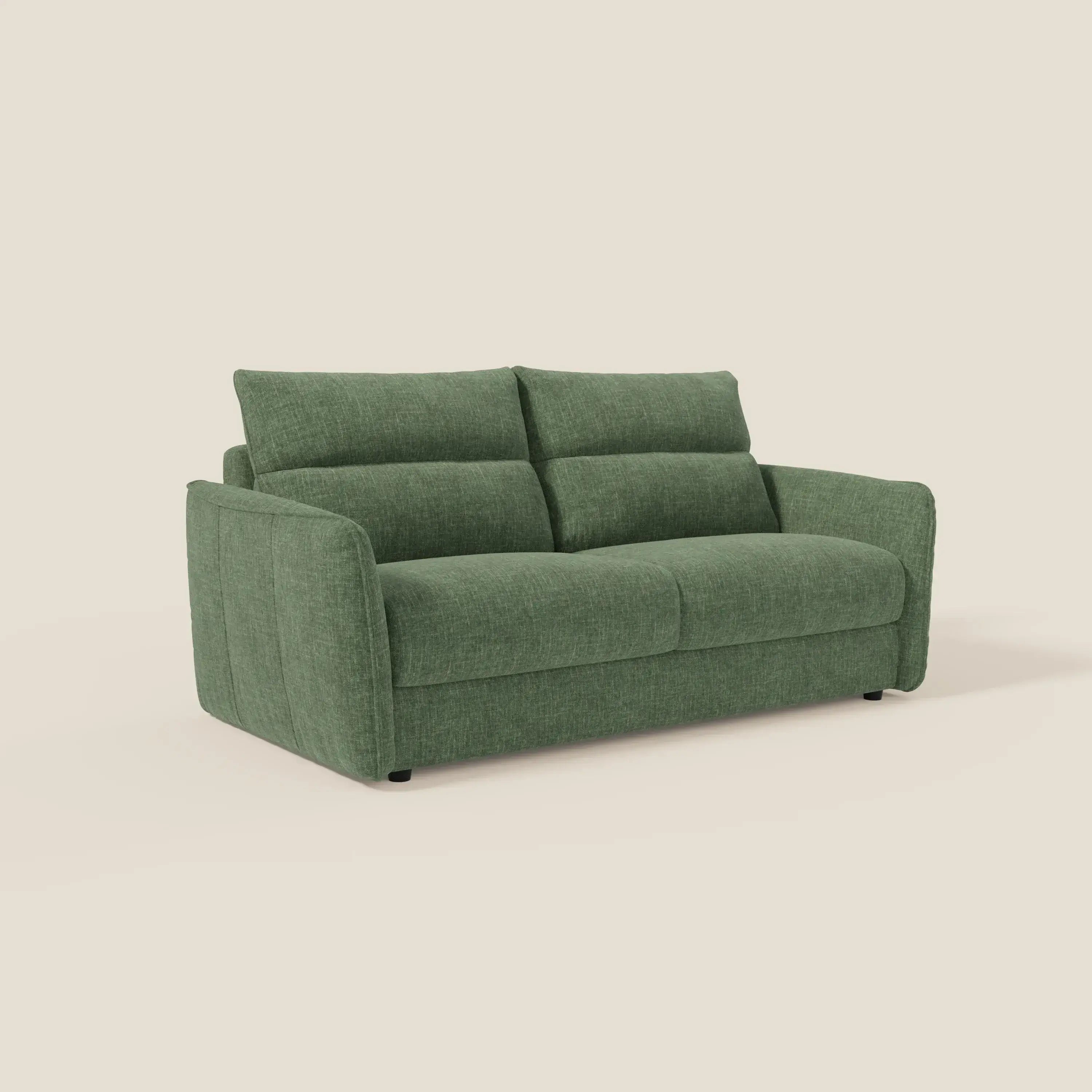 Elios Divano letto di Divani.Store è caratterizzato da un design moderno con spalliera in cuscini morbidi, rivestimento in tessuto smacchiabile T24 verde oliva, ampi braccioli e gambe corte, perfetto per gli spazi contemporanei.
