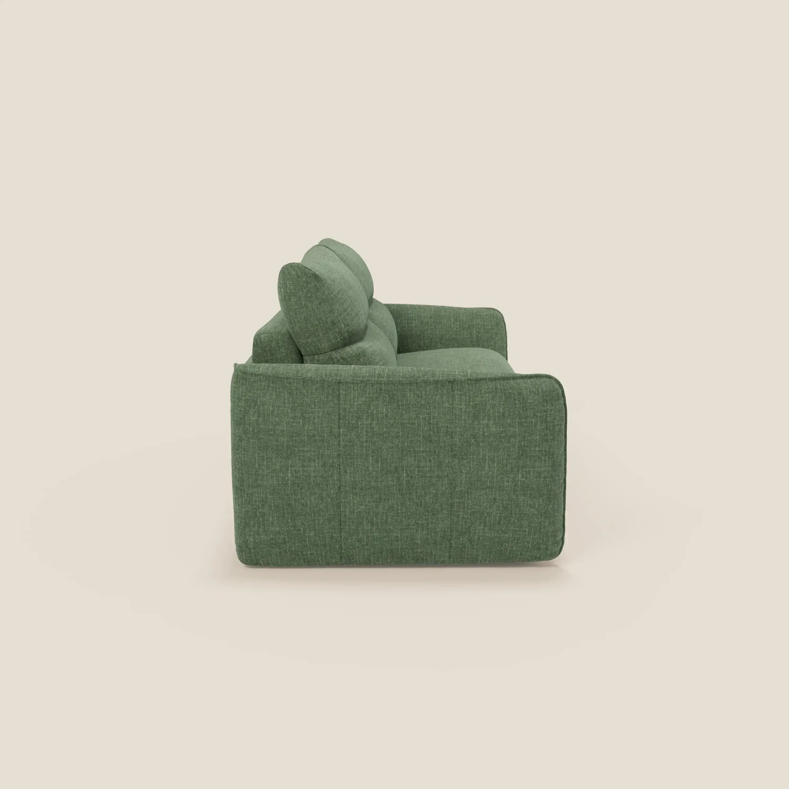 Il divano letto Elios di Divani.Store, presentato in tessuto smacchiabile T24 verde oliva, è caratterizzato da cuscini morbidi e braccioli arrotondati, che offrono un comfort elegante e una facile manutenzione.