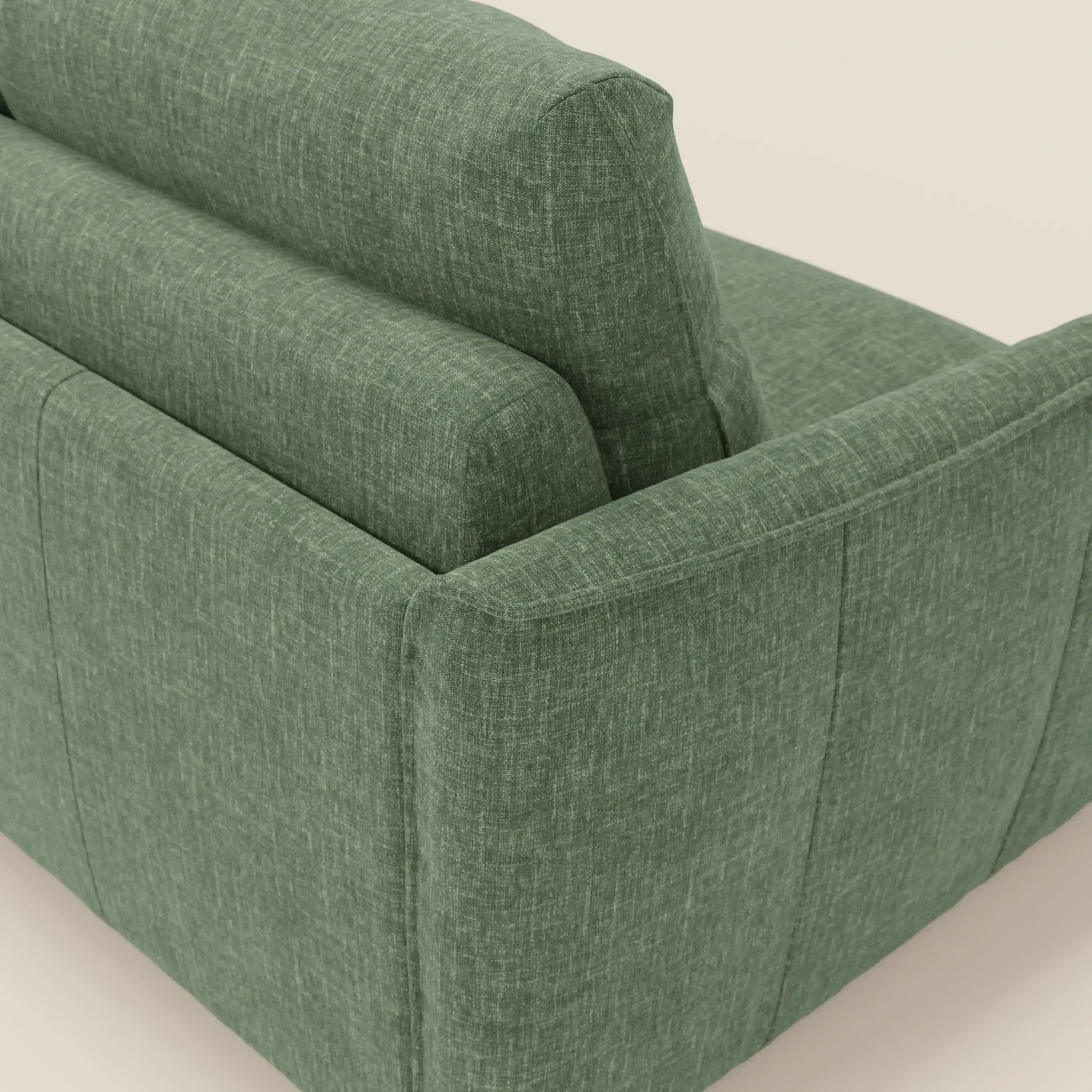 Primo piano dello schienale e del bracciolo del divano letto Elios con morbidi cuscini spalliera in tessuto smacchiabile T24 verde oliva di Divani.Store, caratterizzato da linee moderne, cuciture a vista e schienale imbottito su uno sfondo chiaro.