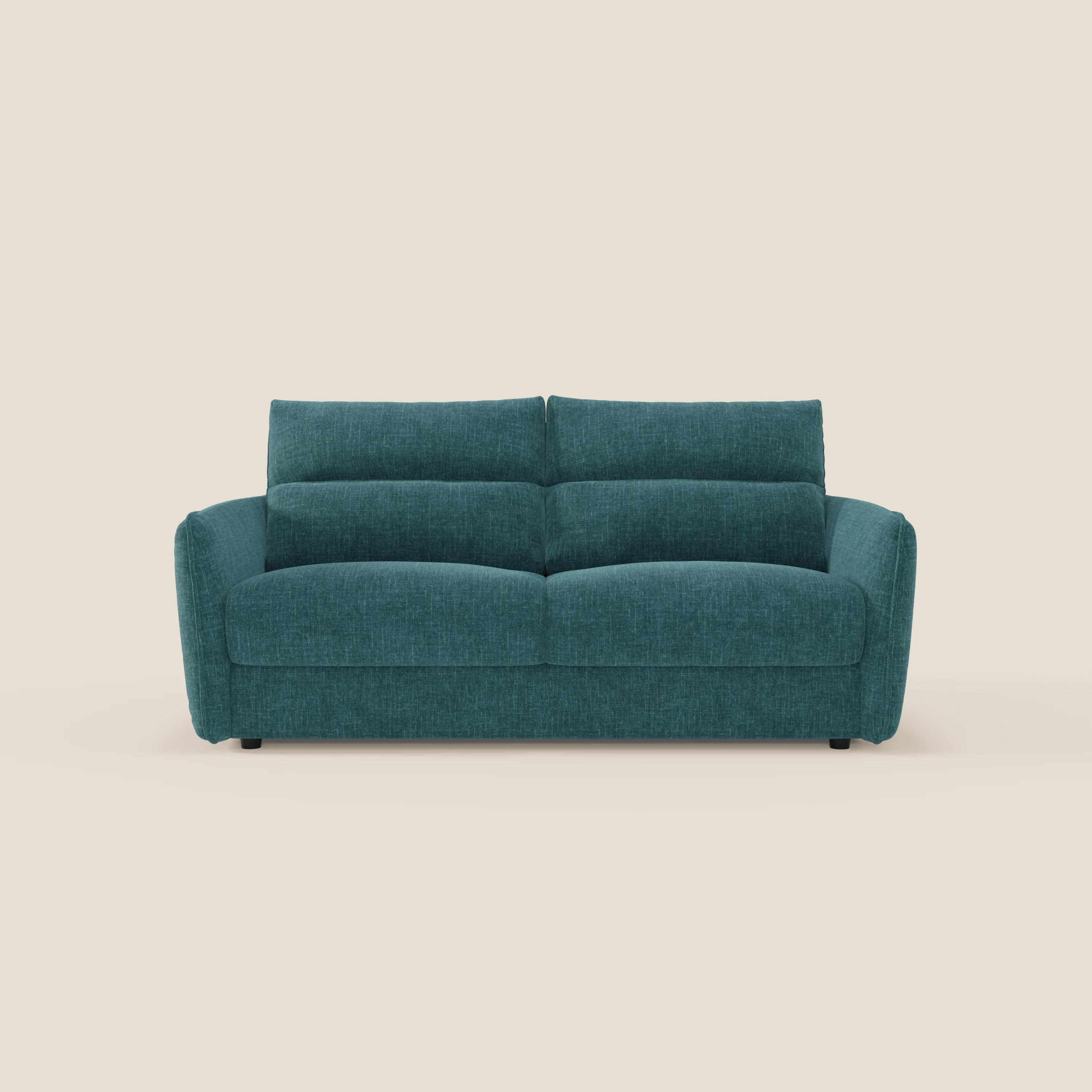 Il letto Elios Divano di Divani.Store è caratterizzato da morbidi cuscini spalliera in tessuto smacchiabile T24 petrolio e da un design moderno con profilo rettangolare, su sfondo beige chiaro.